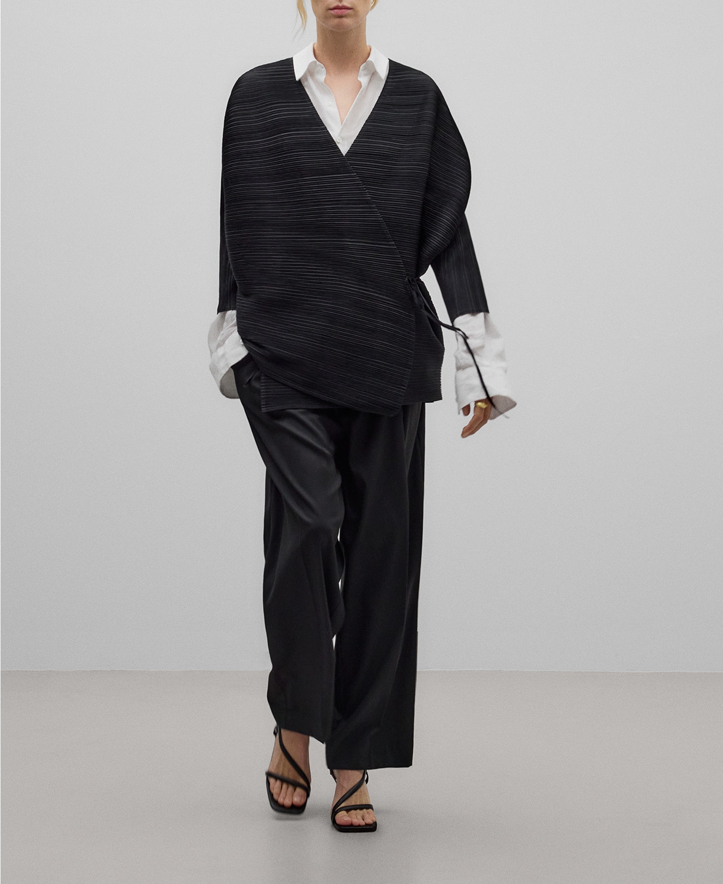 Black crinkle kimono woman image number 1