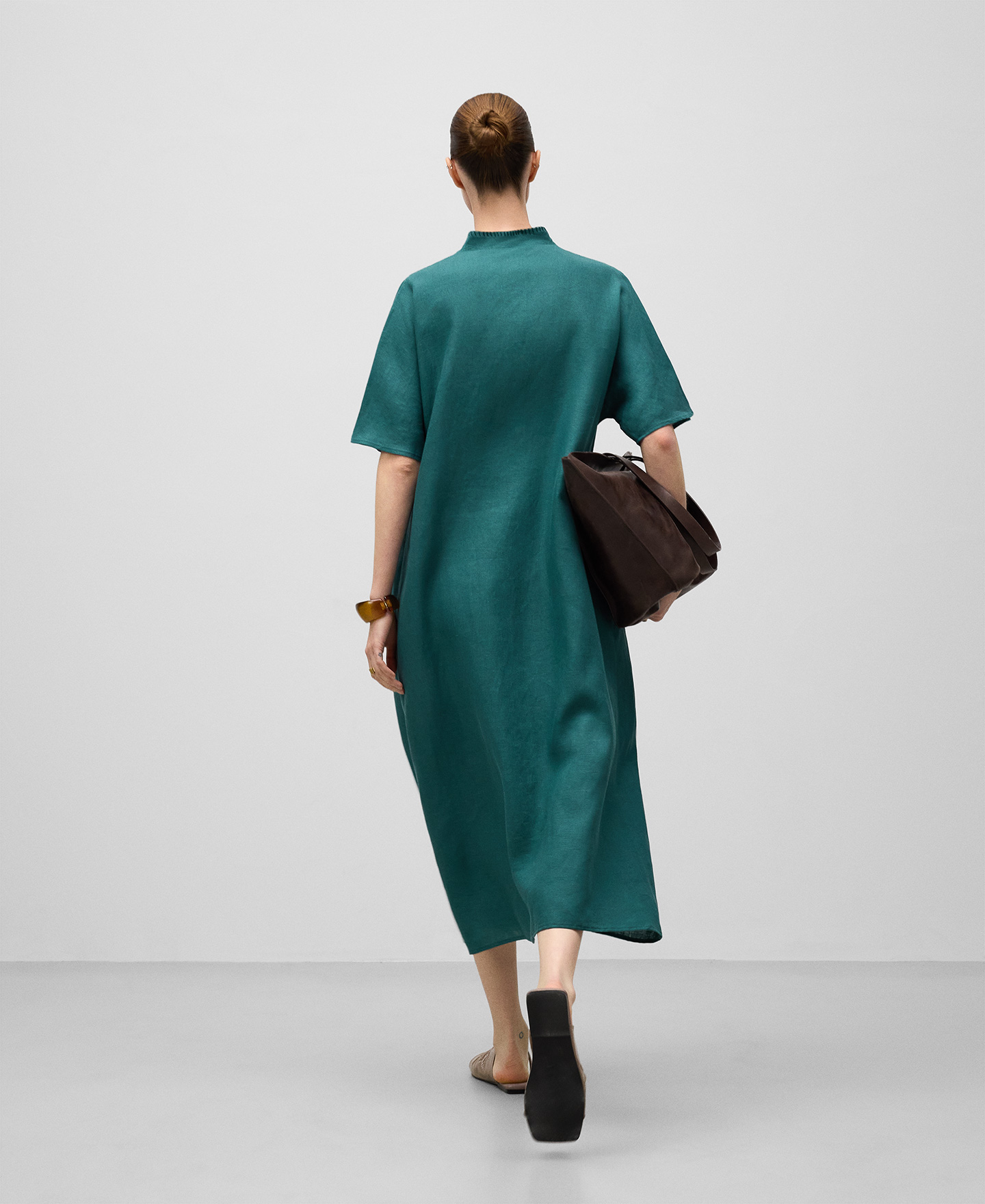 European linen V-neckline dress woman image number 2