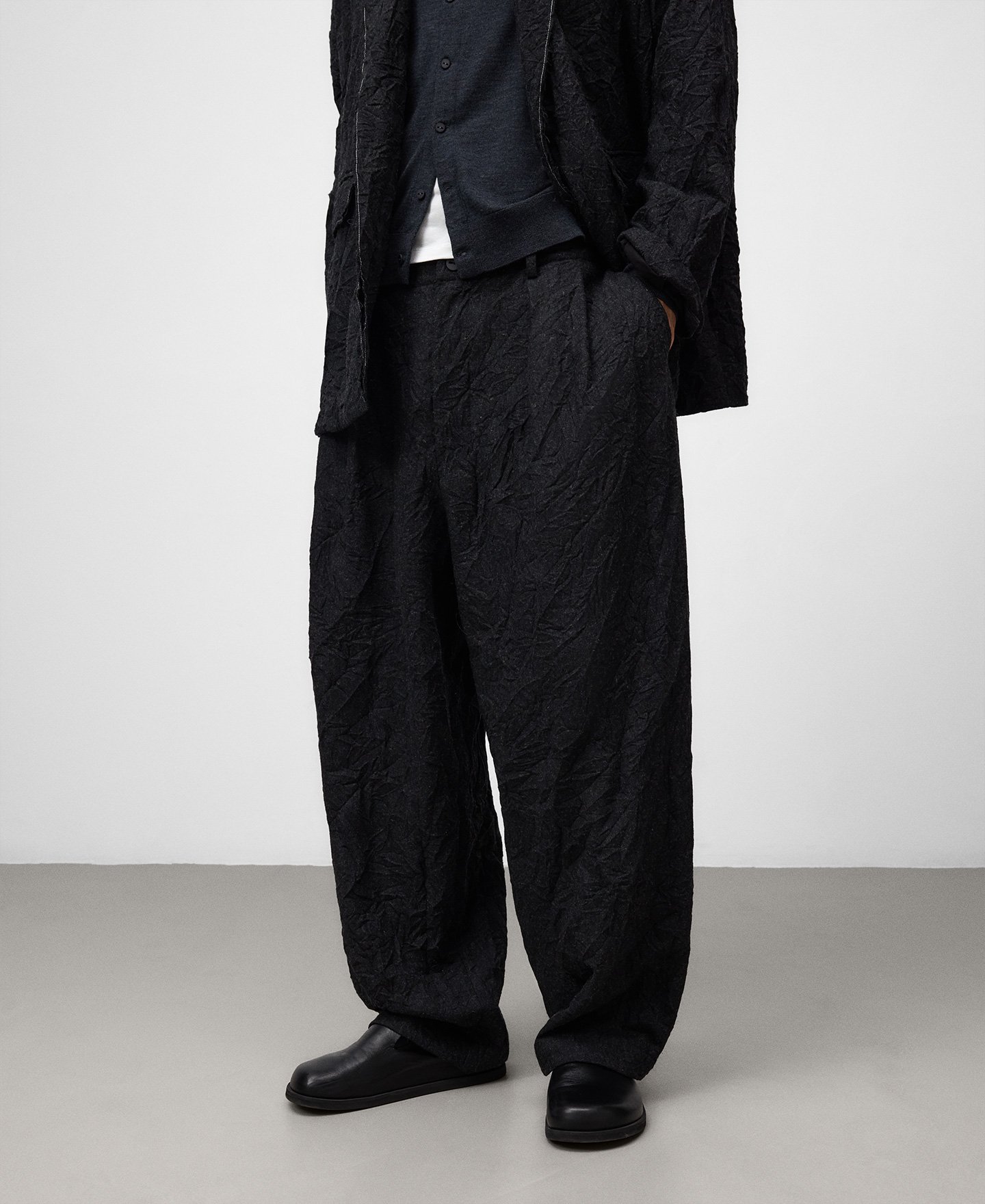 Pantalón efecto arrugado hombre image number 0