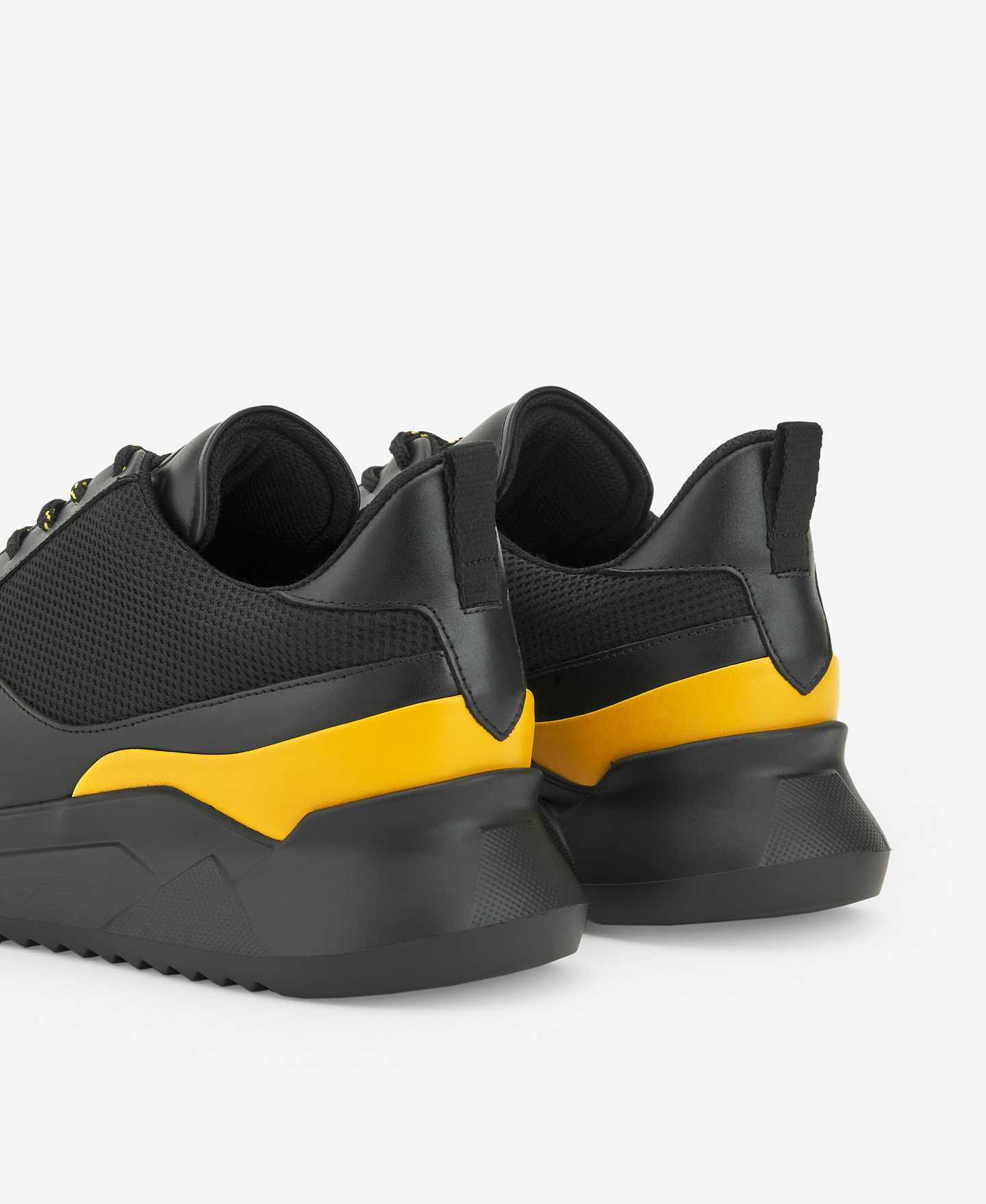 Black mesh trainer for men image number 4