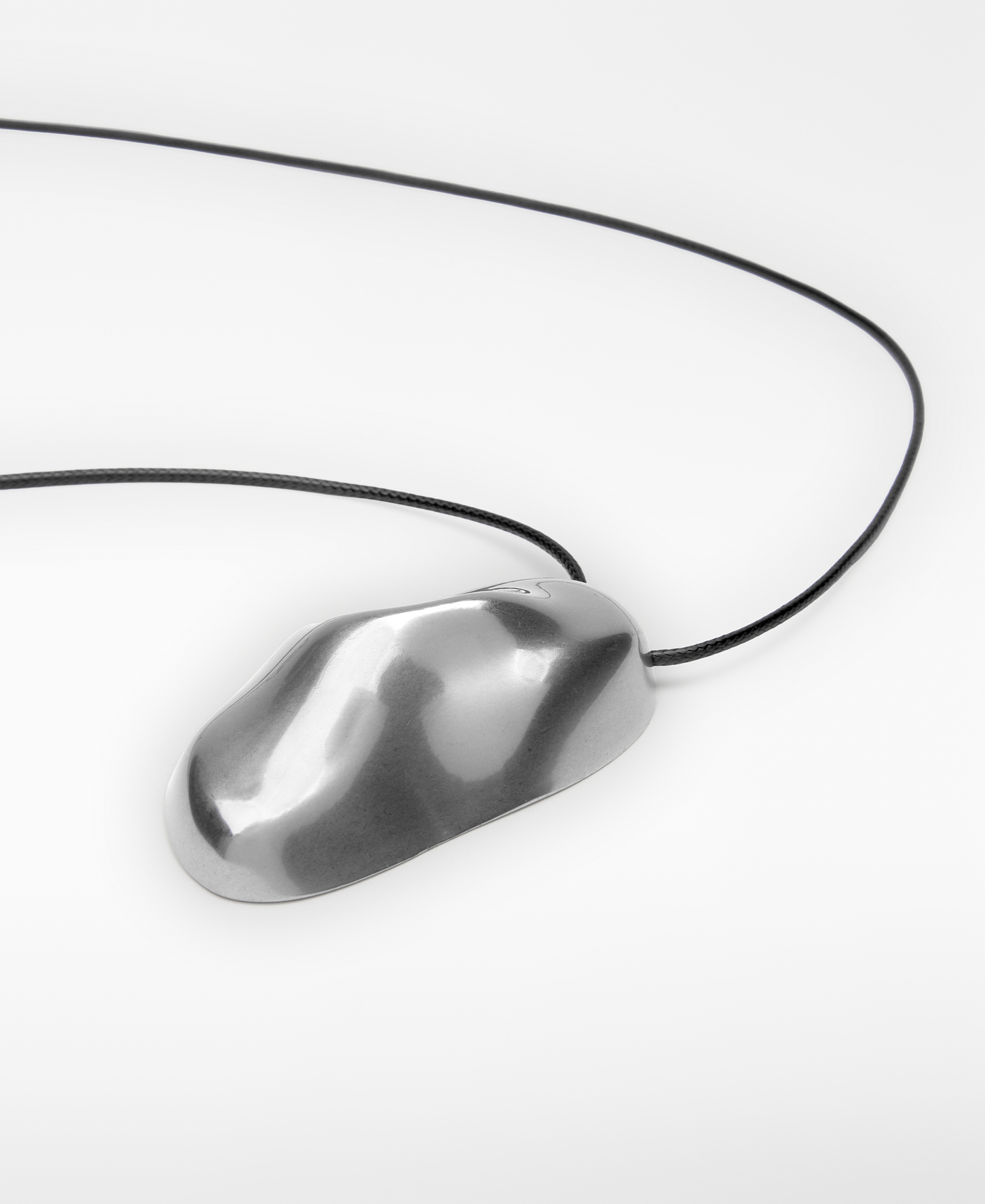 Organic-shaped pendant necklace image number 1