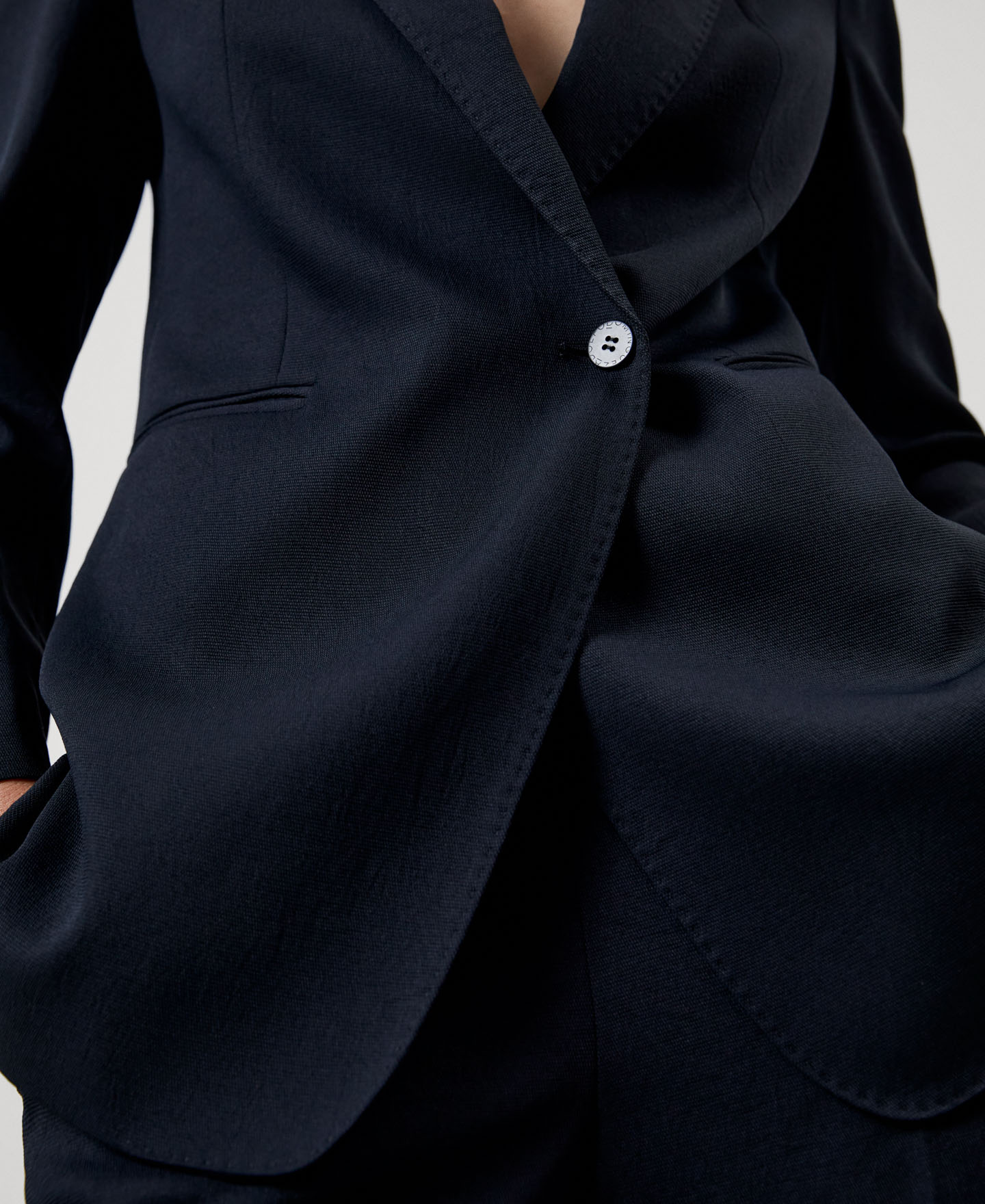 Blazer cuello solapa con botón lateral image number 3