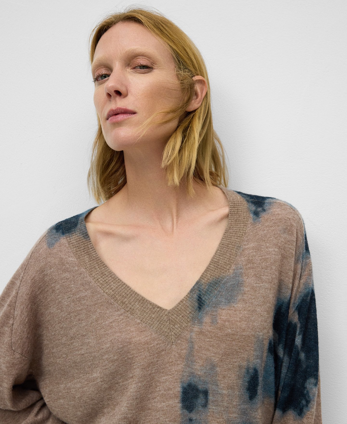 V-neck printed knit sweater woman image number 3