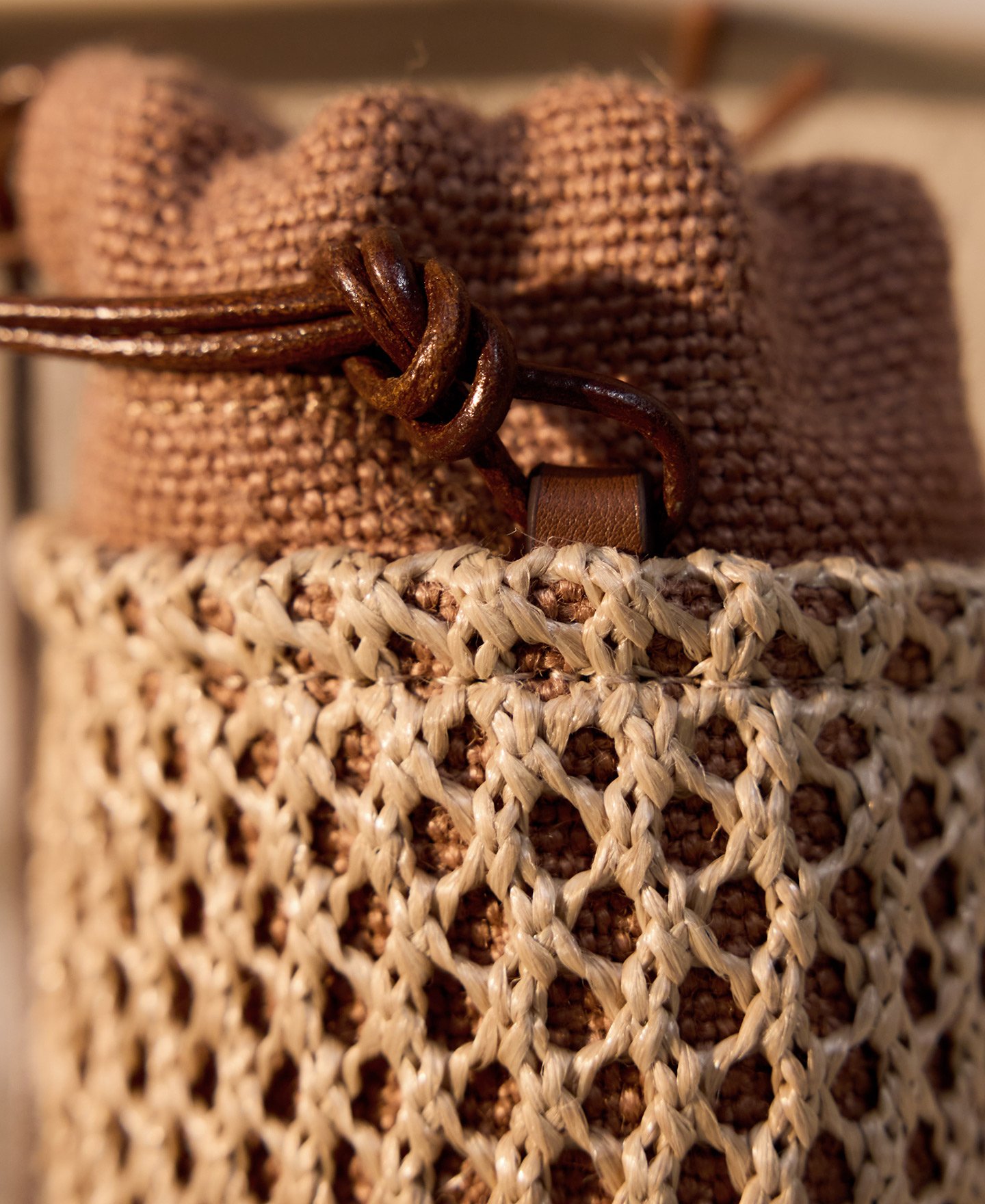 Bolso pequeño textura rafia mujer image number 4