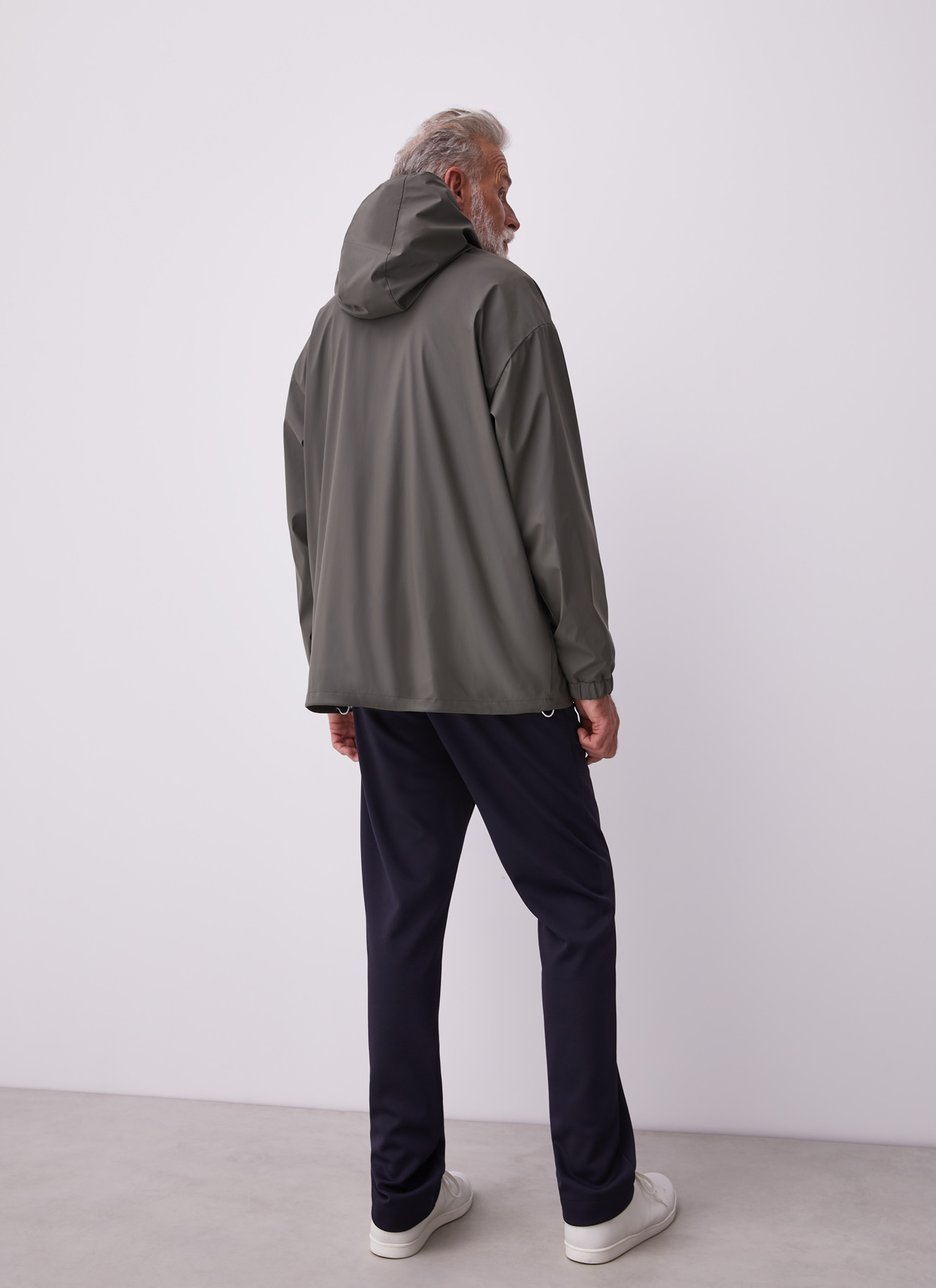Gummed pullover with hood and pocket image number 3