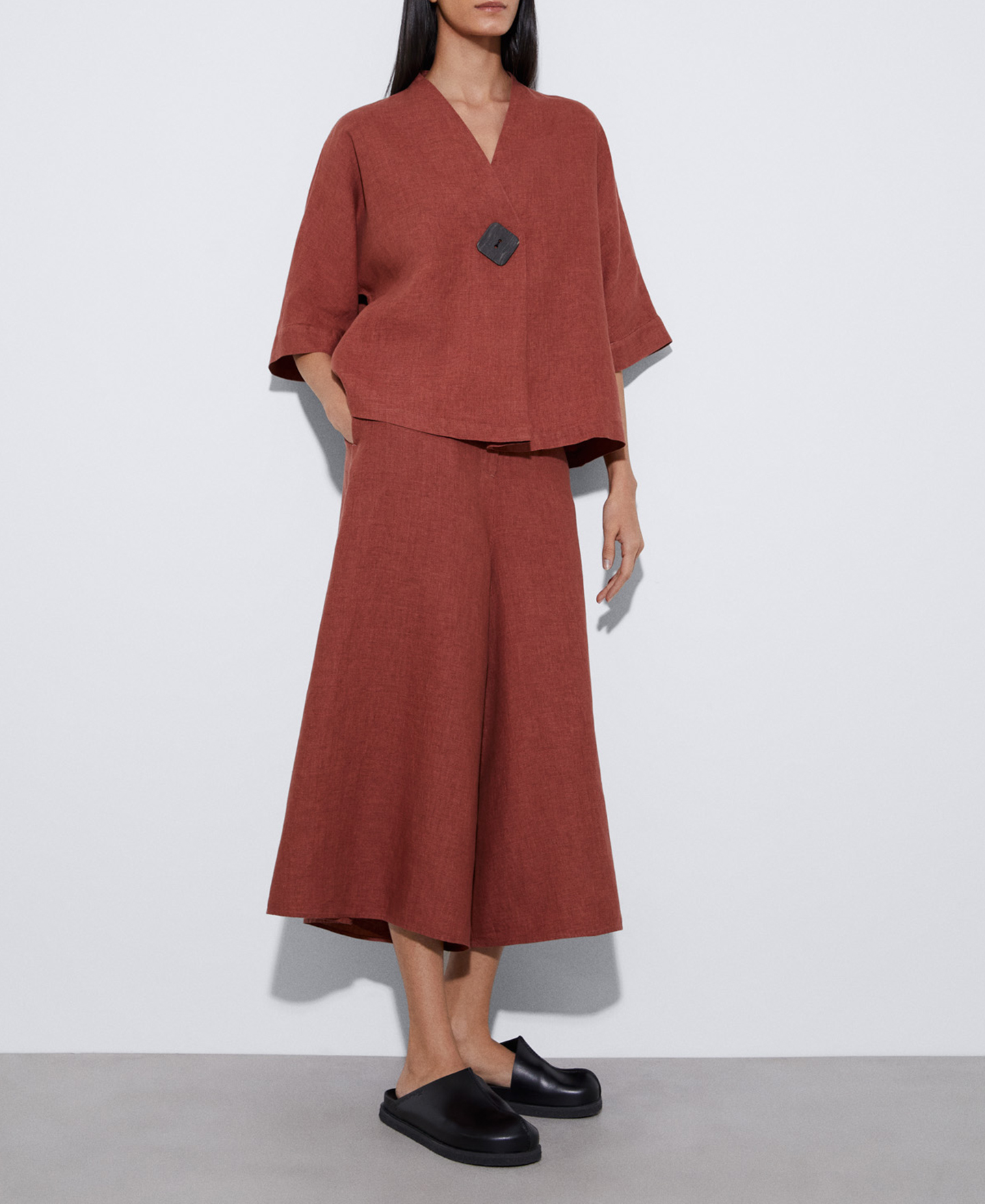 European responsible linen shirt image number 1