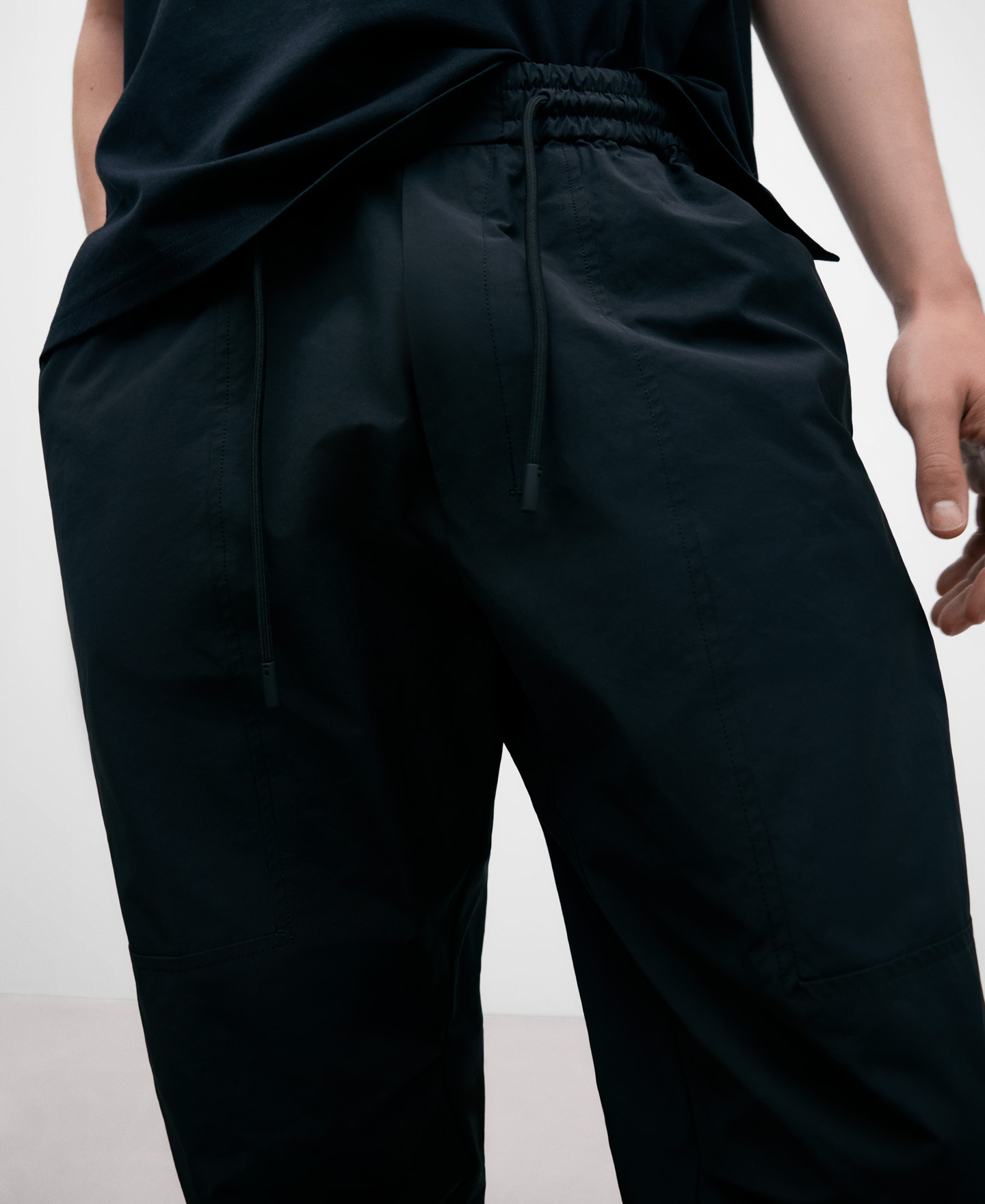Jogger preto para homem em tecido técnico image number 3