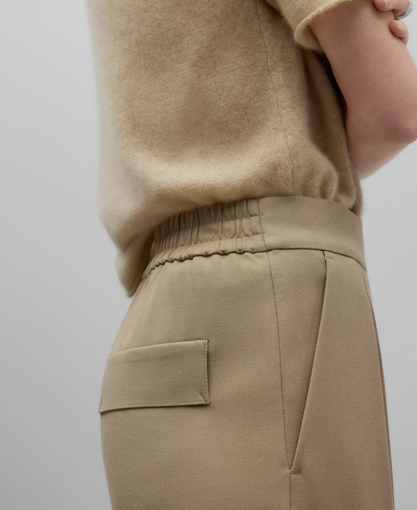 Pantal&oacute;n jogger corte frontal mujer image number 3