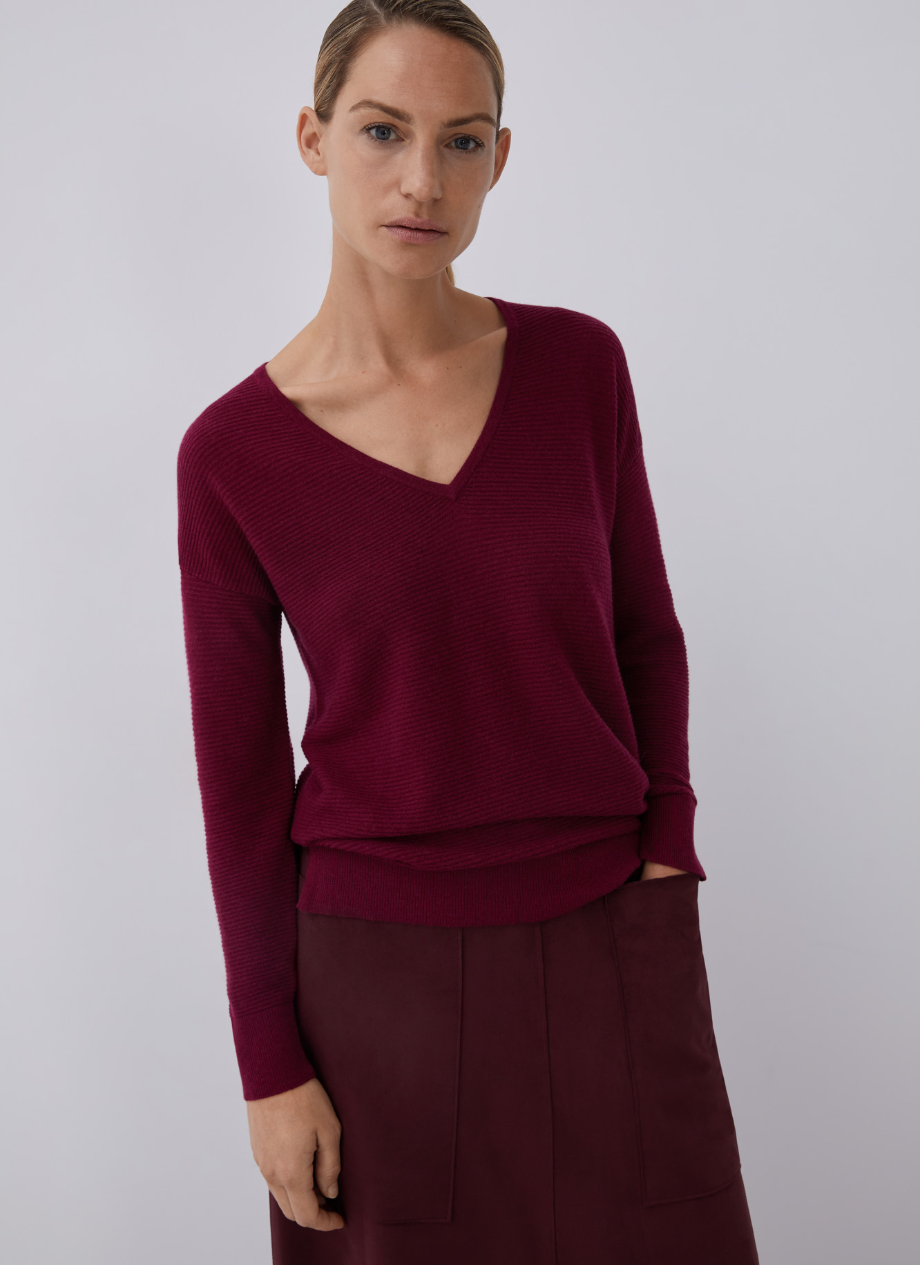 Jersey escote pico en lana merino image number 0