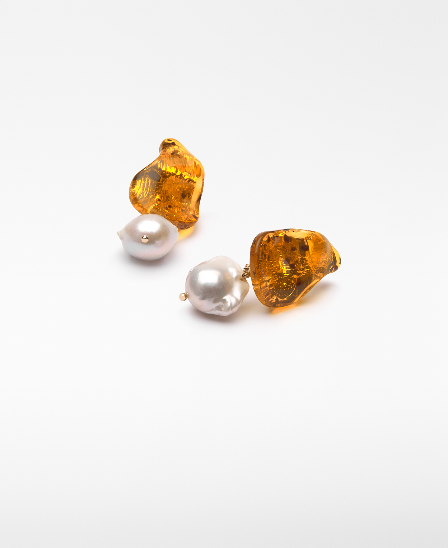Resin earrings with maxi pearl woman image number 1
