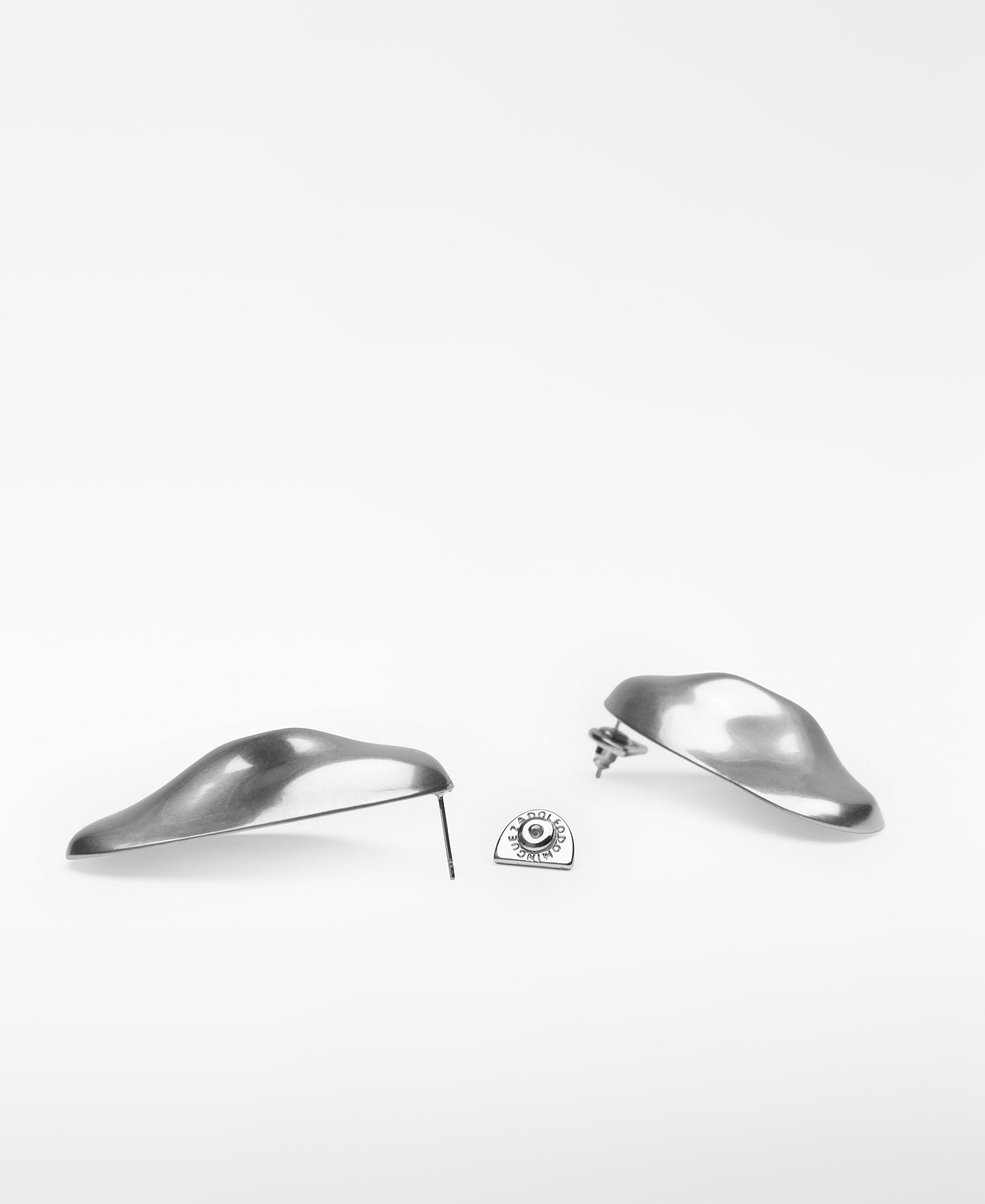 Organic-shaped metal earrings image number 2