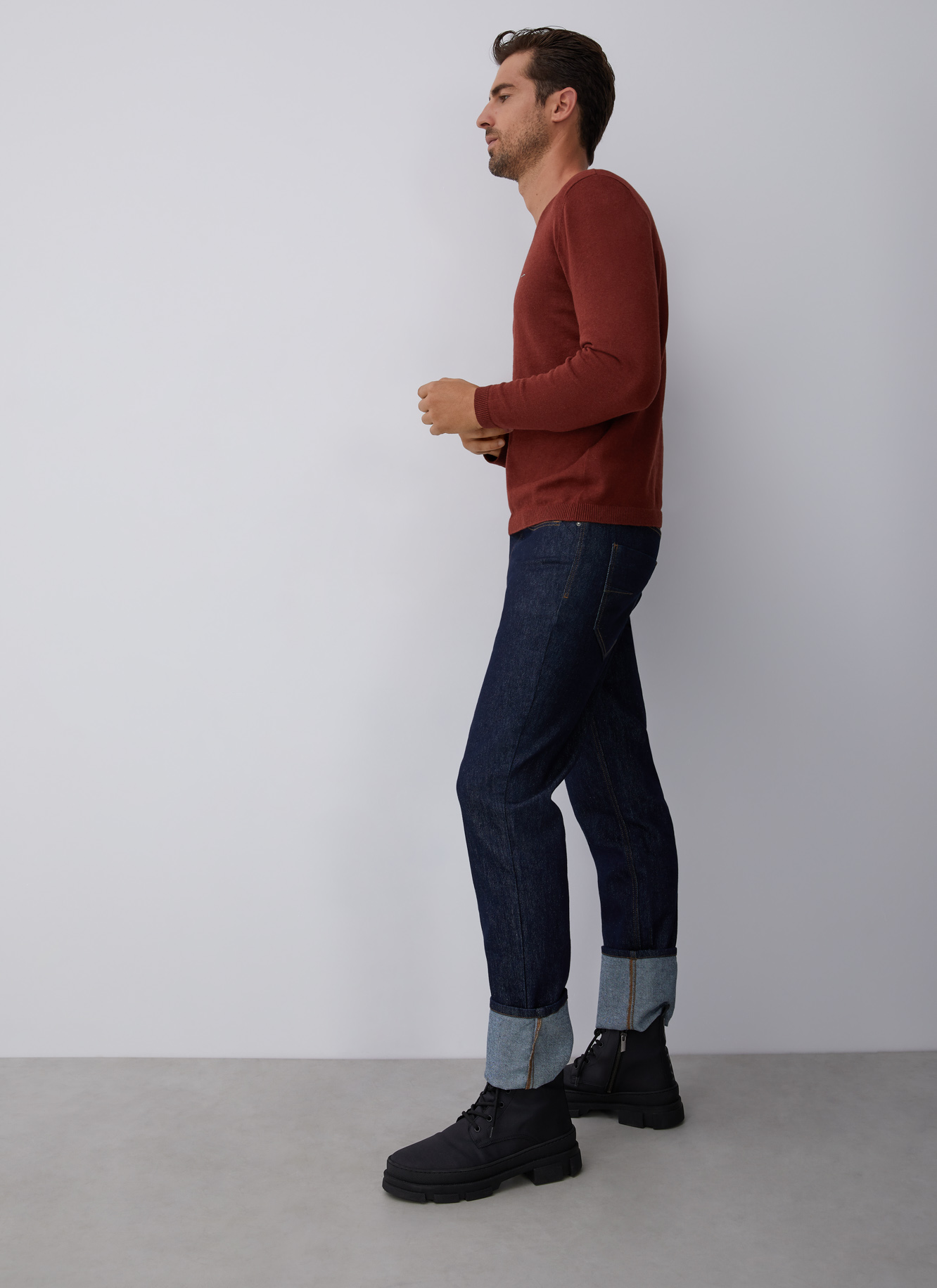 V-neckline sweater with roll edge collar image number 4