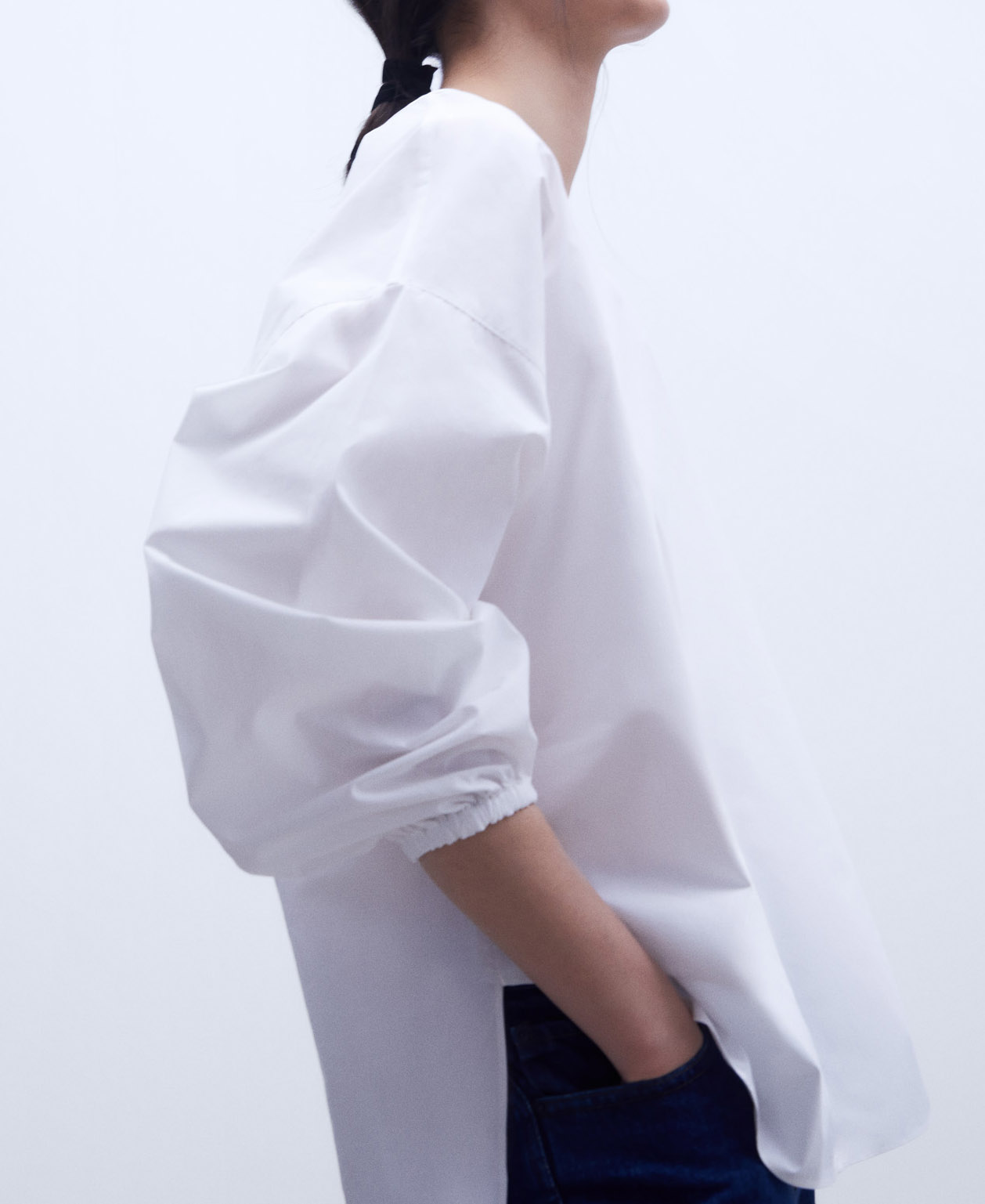 V-neckline cotton shirt image number 3