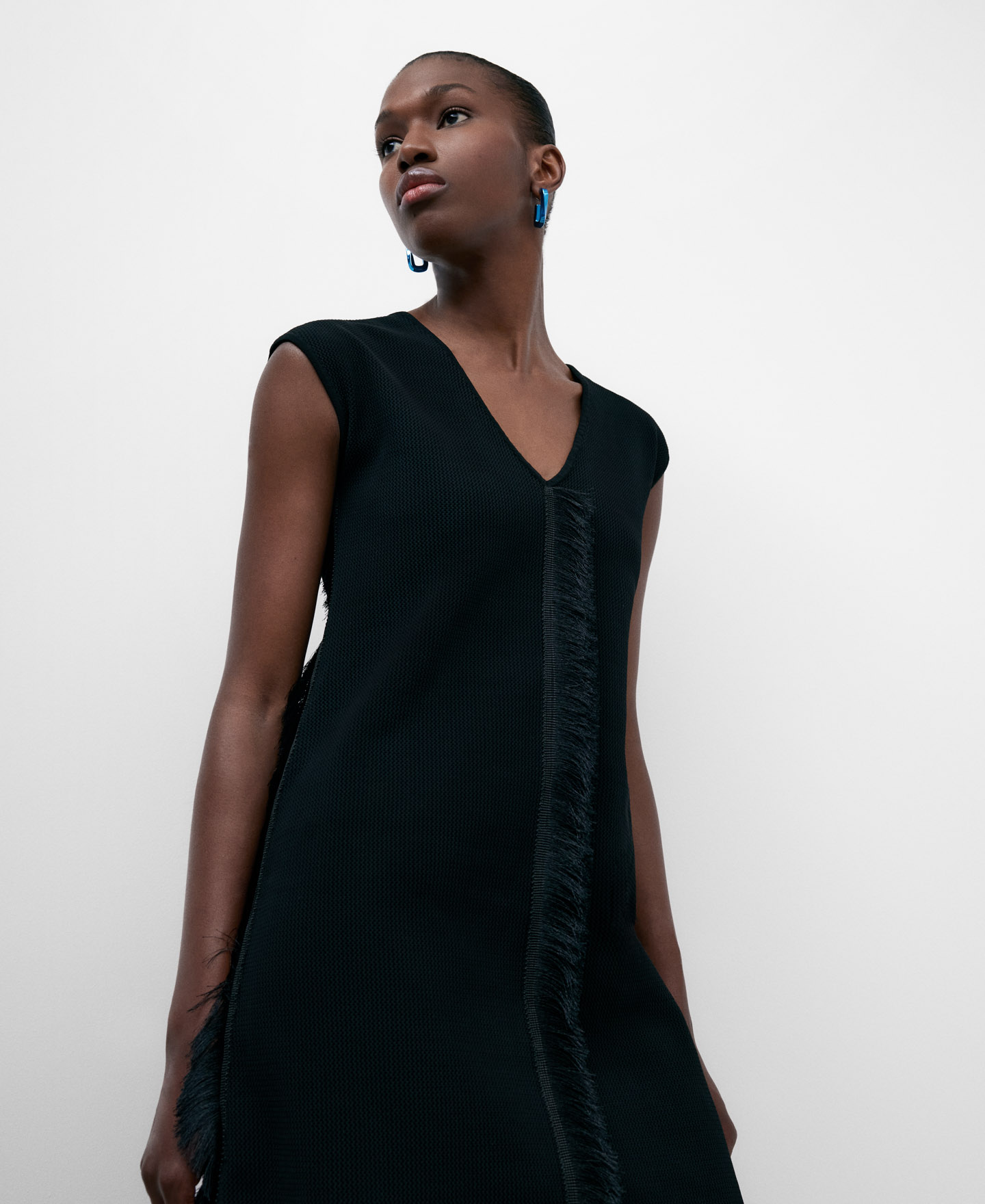 Vestido negro flecos poliéster reciclado image number 3