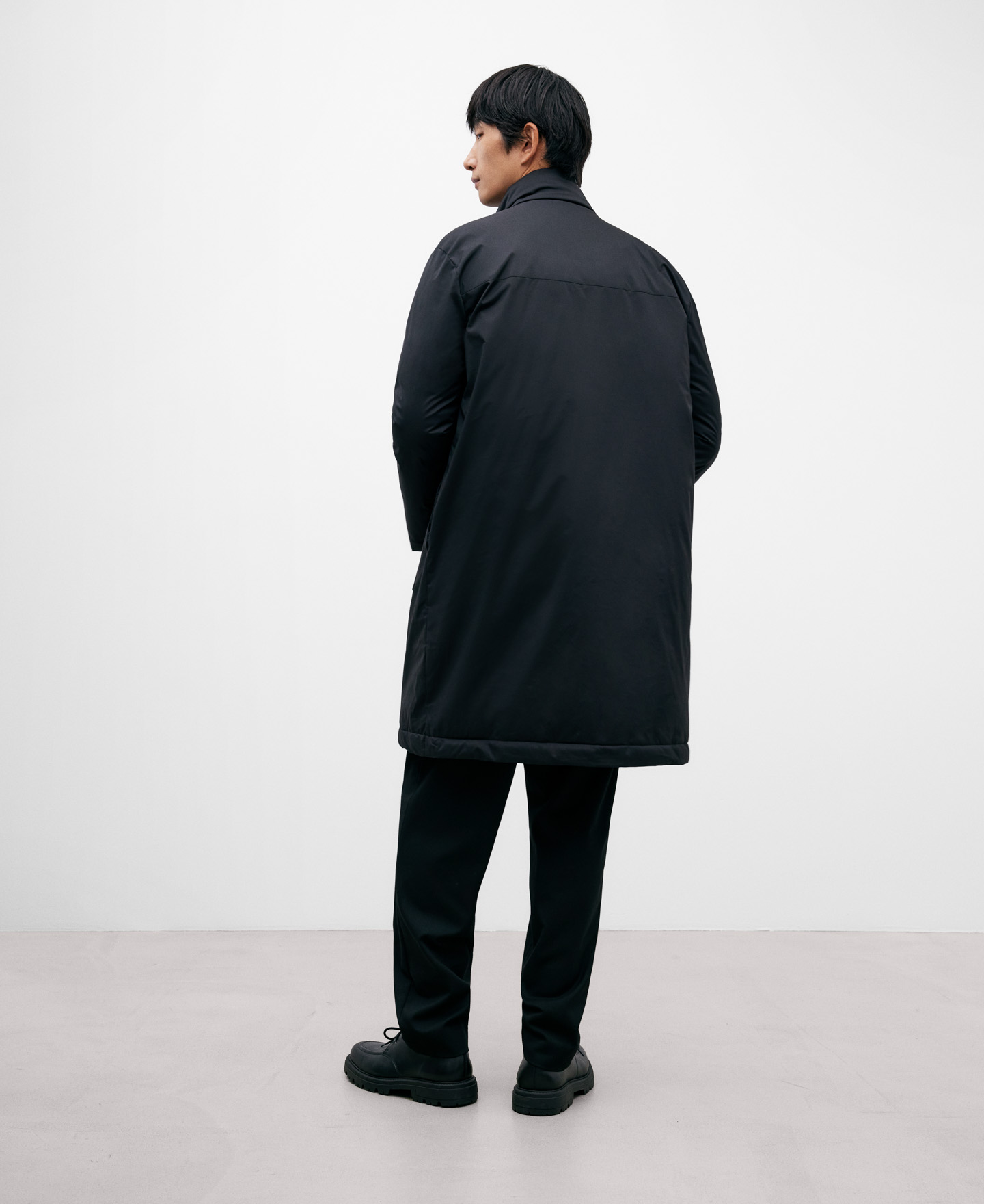 Parka larga negra tejido nailon hombre image number 2