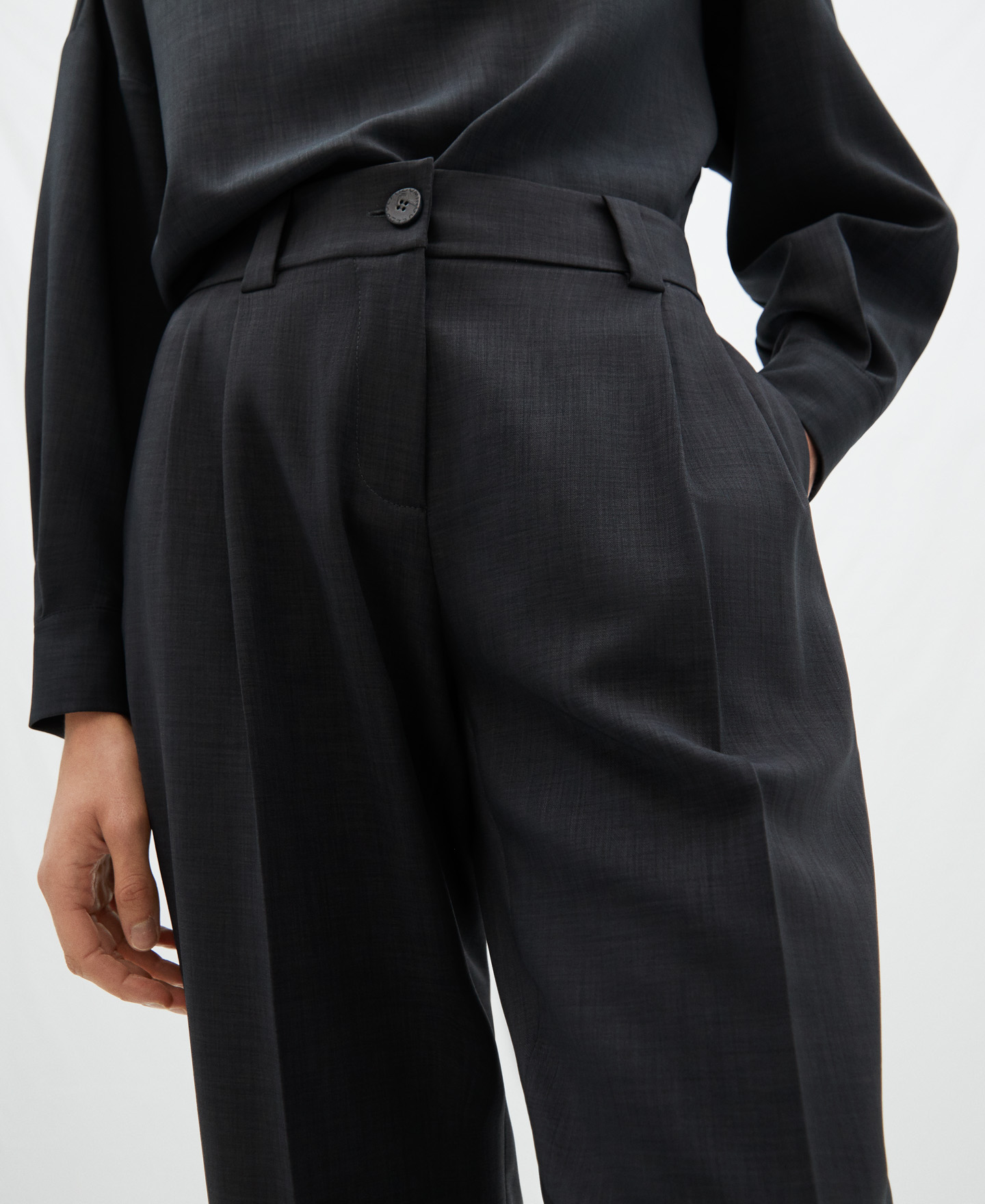 Banana fit pleated trousers image number 3