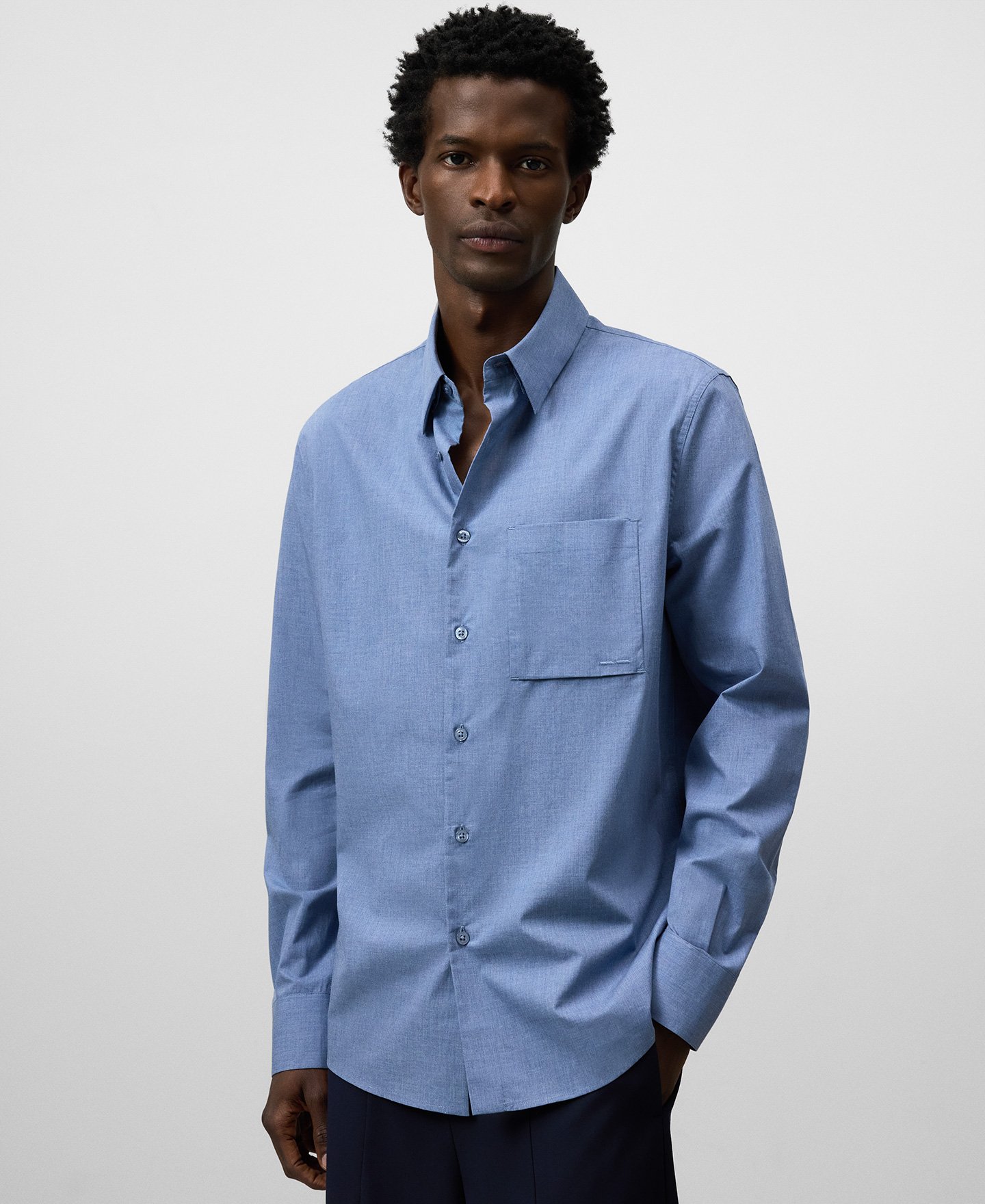 Camisa com bolso e gola com aba para homem image number 0
