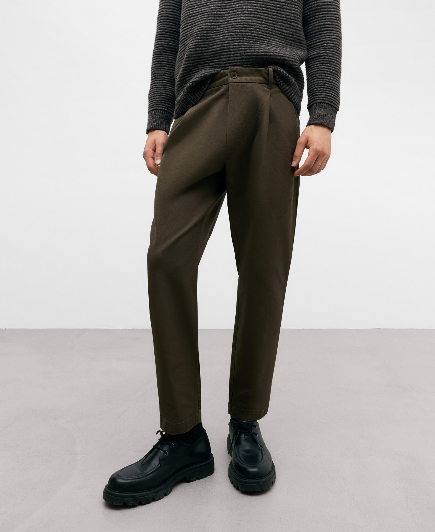 Baggy chino trousers with pleats image number 0