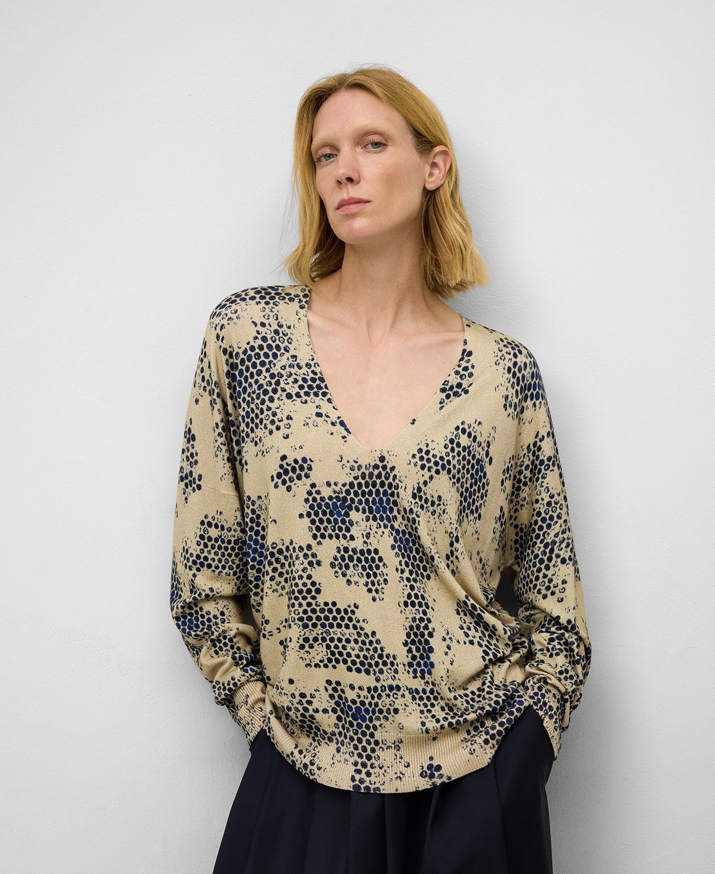 Jersey estampado cuello pico mujer image number 0