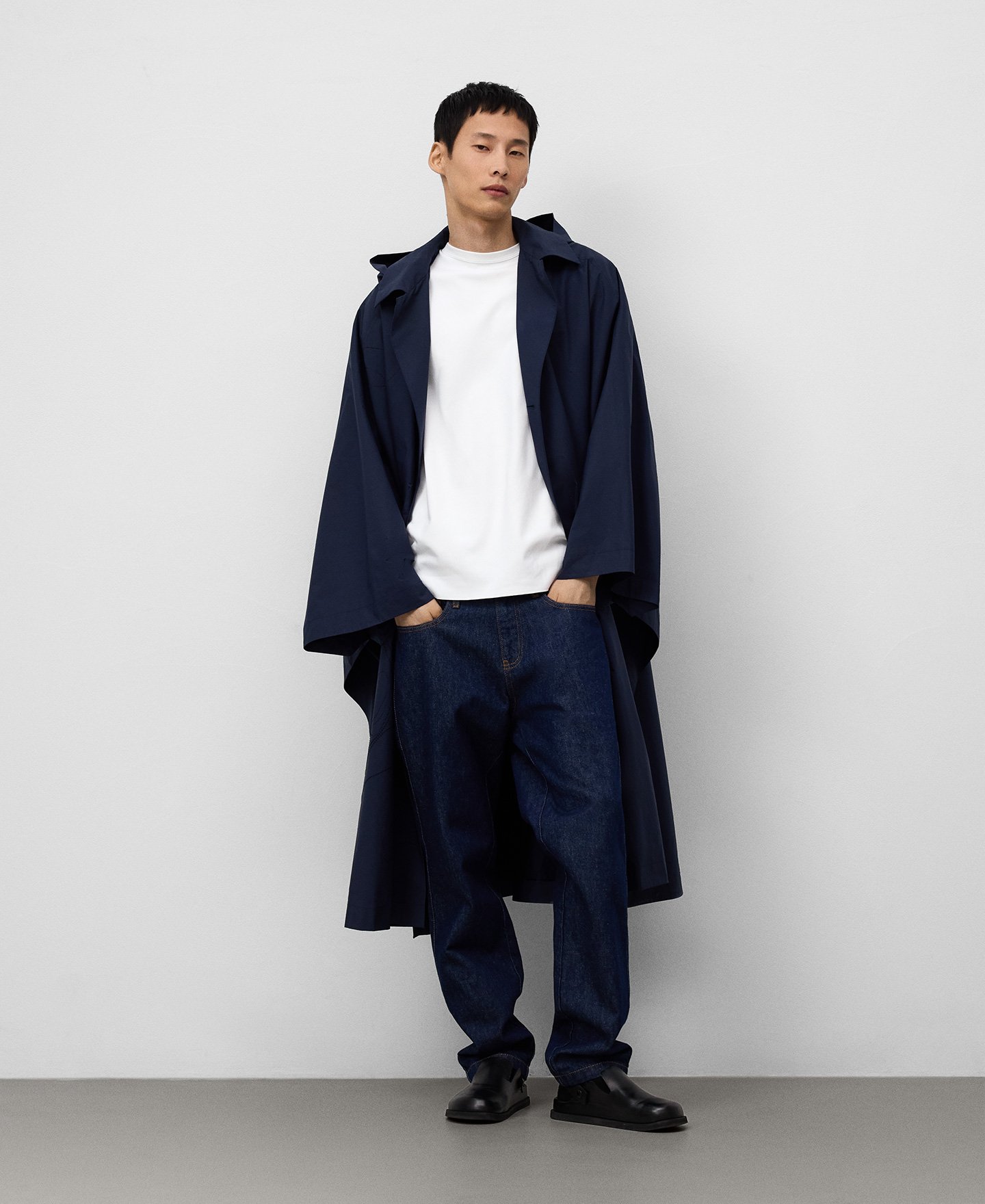 Capa oversize bordada con capucha hombre image number 1