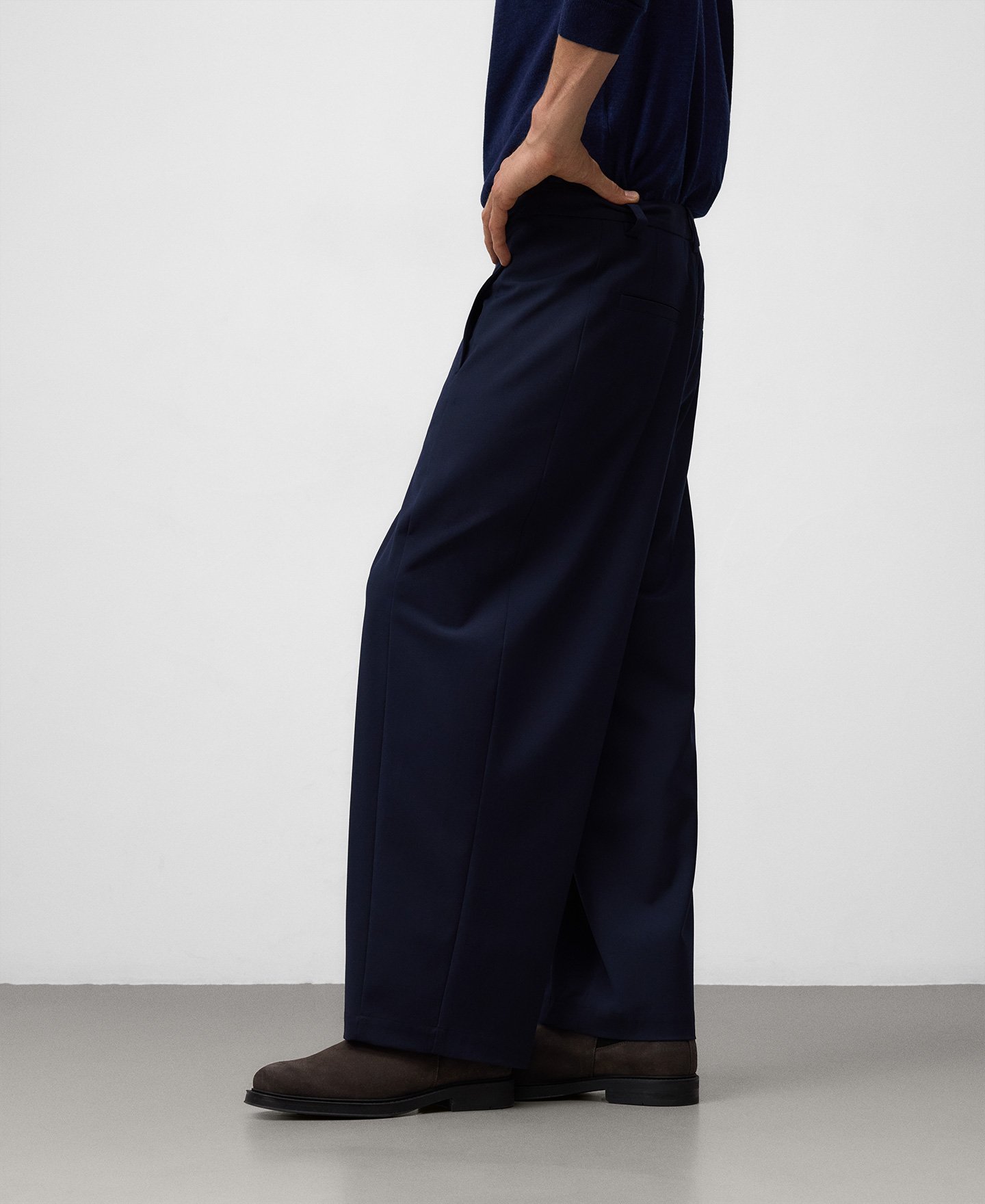 Barrel fit trousers man image number 3