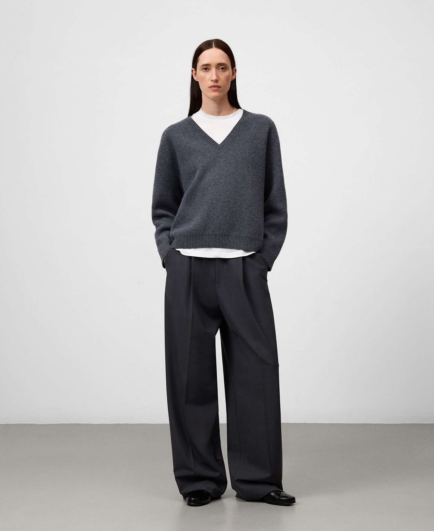 Wool V-neck sweater woman image number 1
