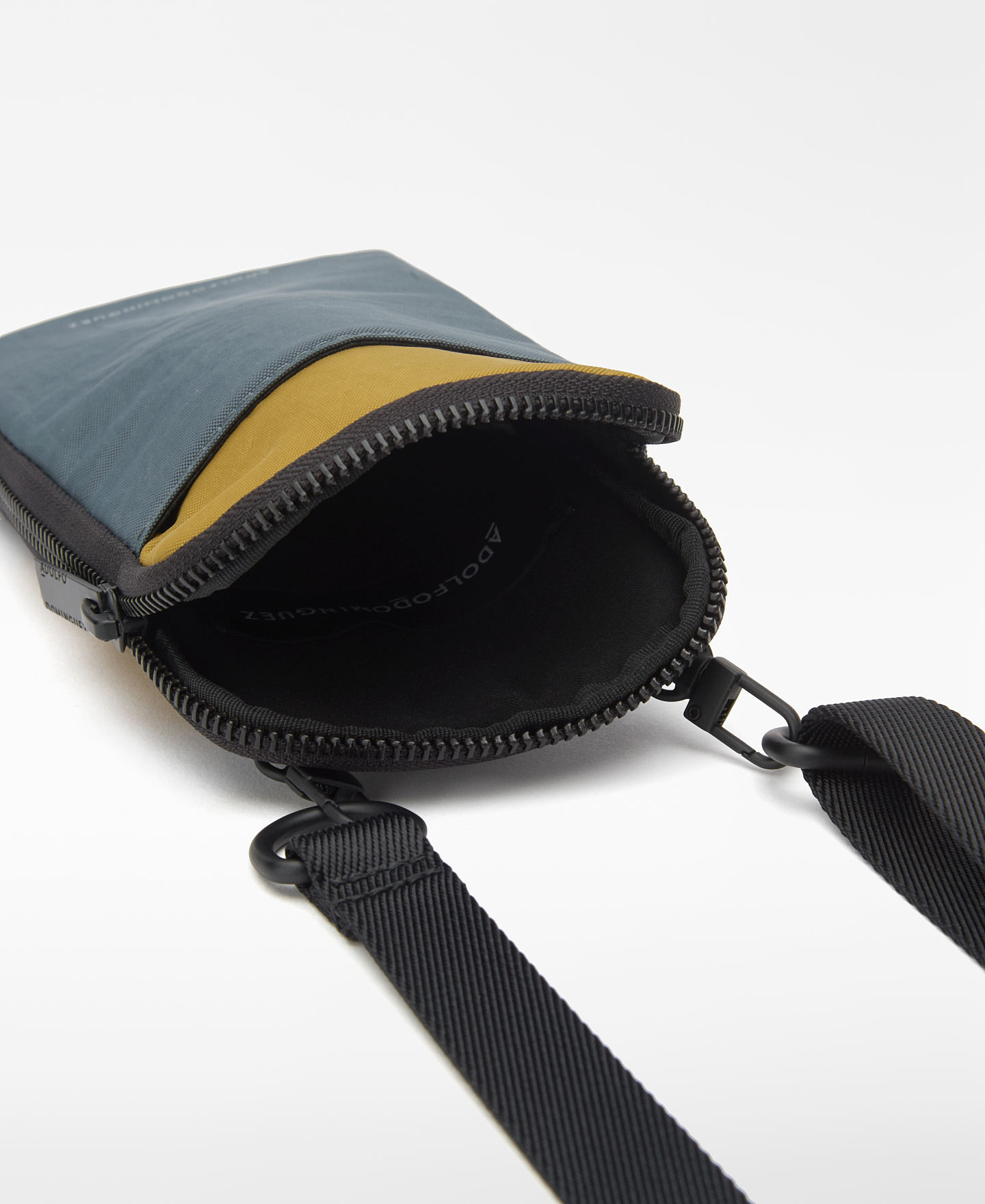 Two-colour mobile phone holder man image number 1