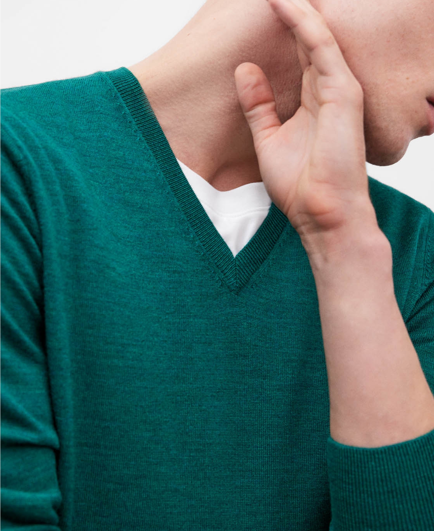 Merino wool V-neck sweater for men image number 3