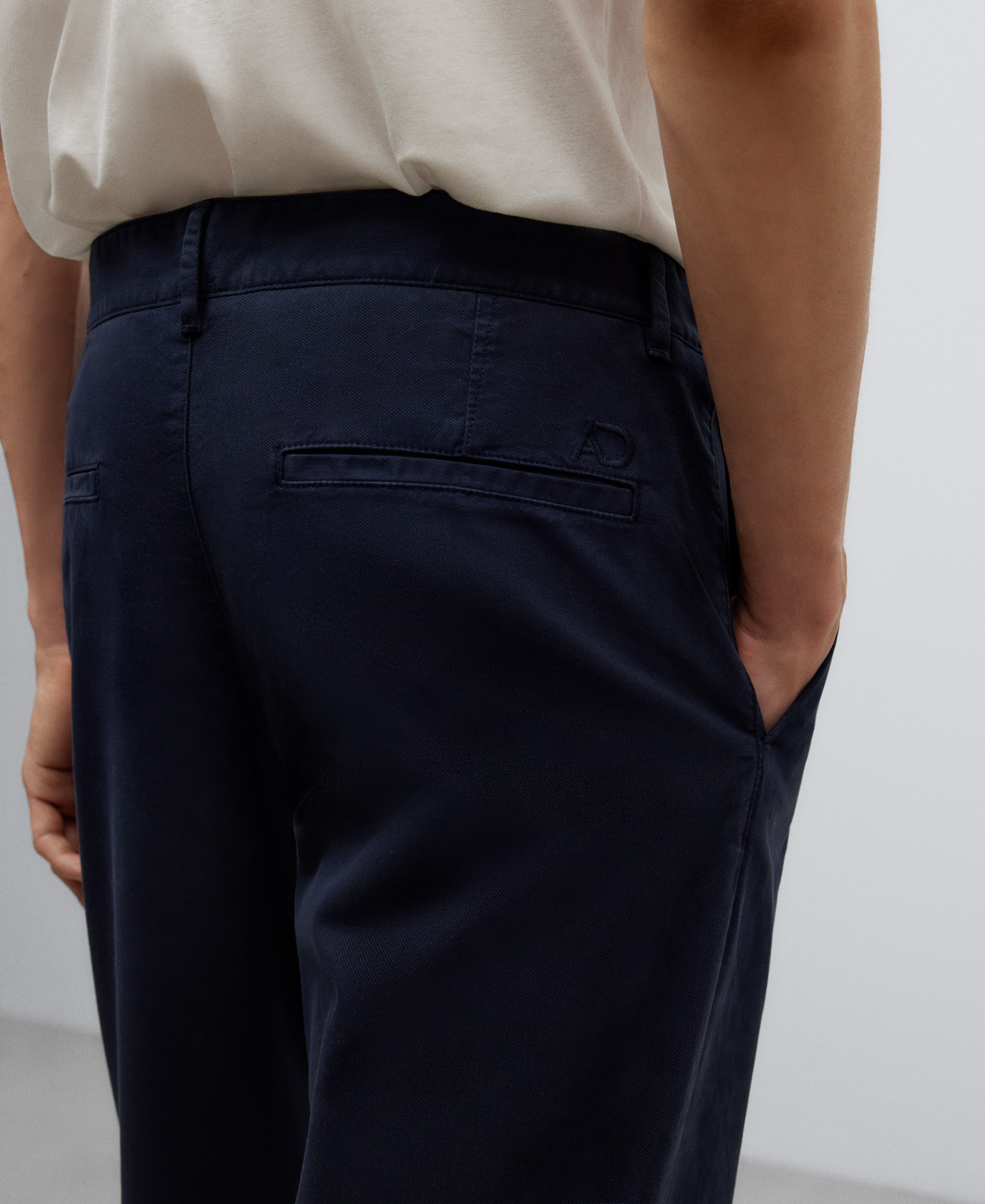 Pantalón chino azul marino hombre image number 3