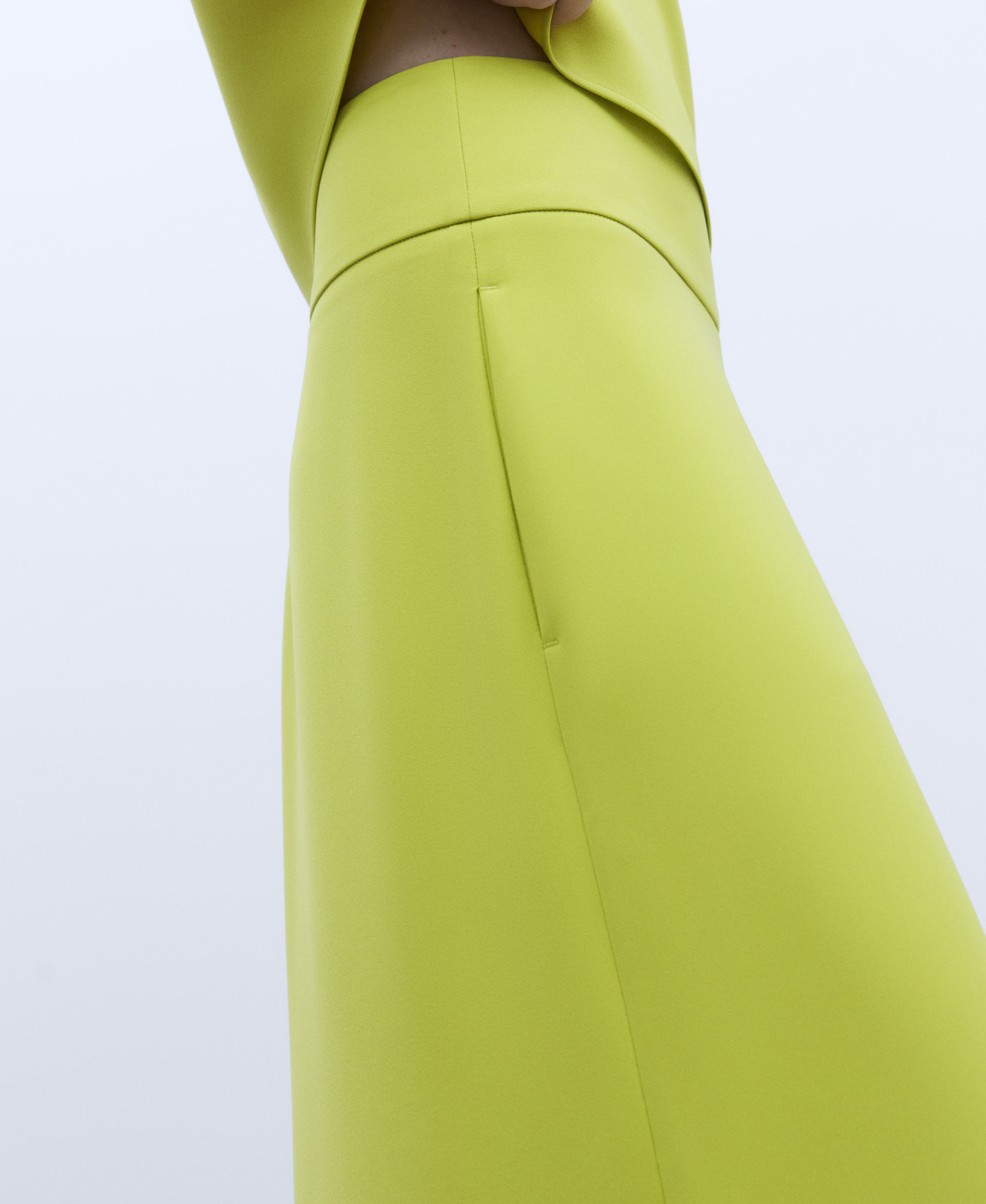 Cropped monochromatic trousers image number 3