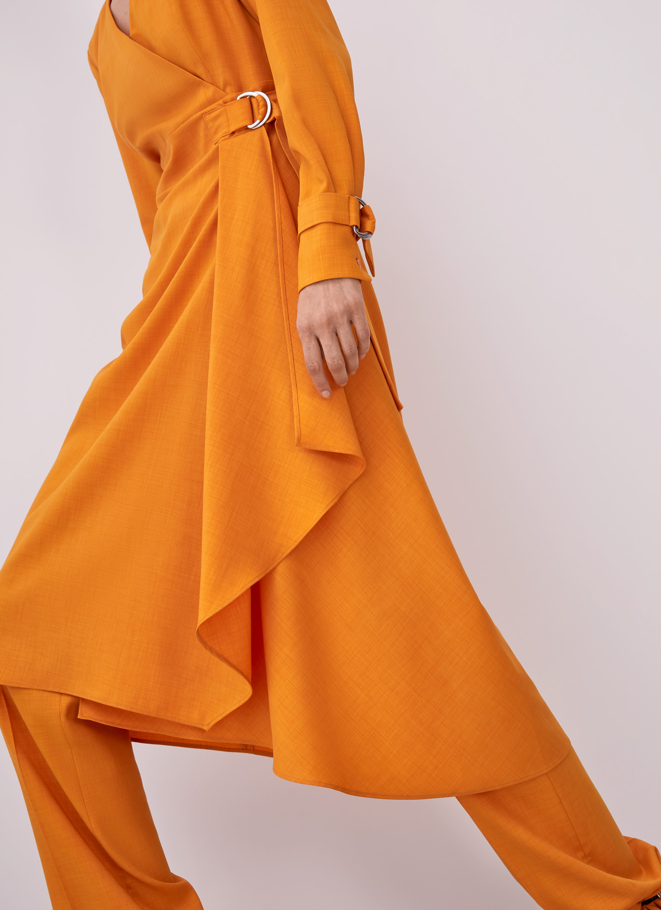 Vestido cruzado con godet lateral image number 4
