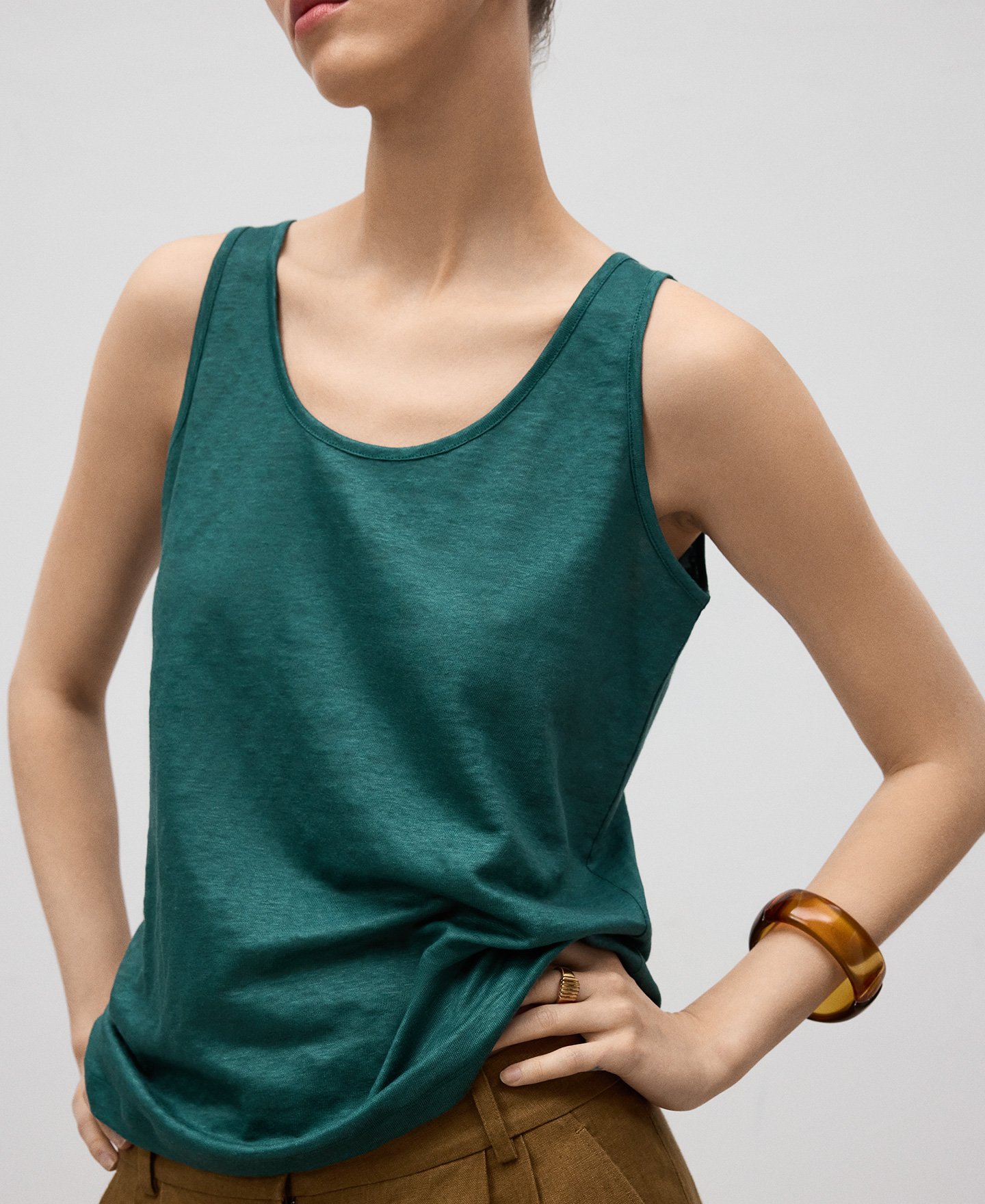 European linen sleeveless T-shirt woman image number 3