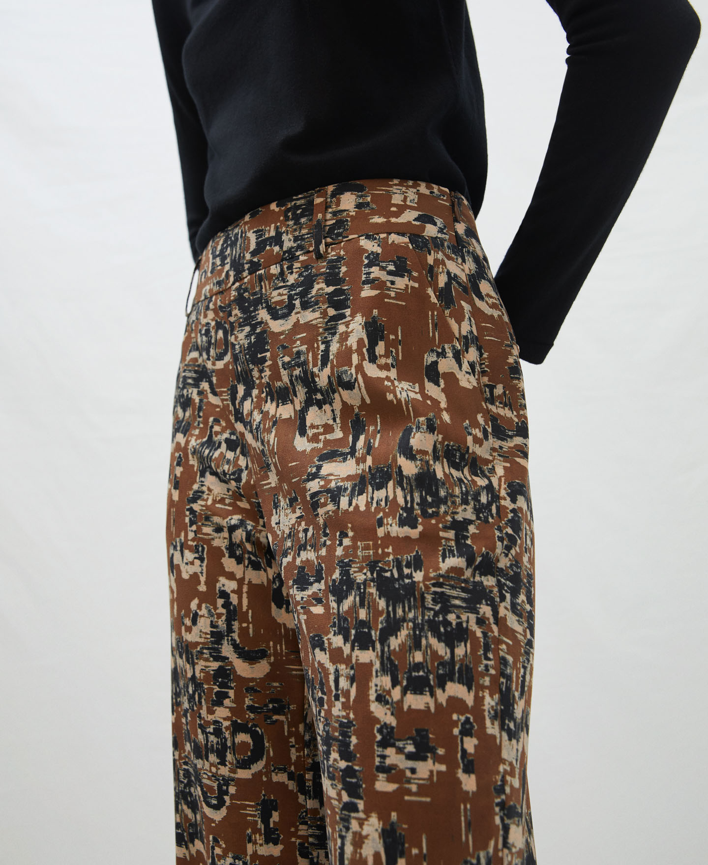 Pantalón recto estampado image number 3