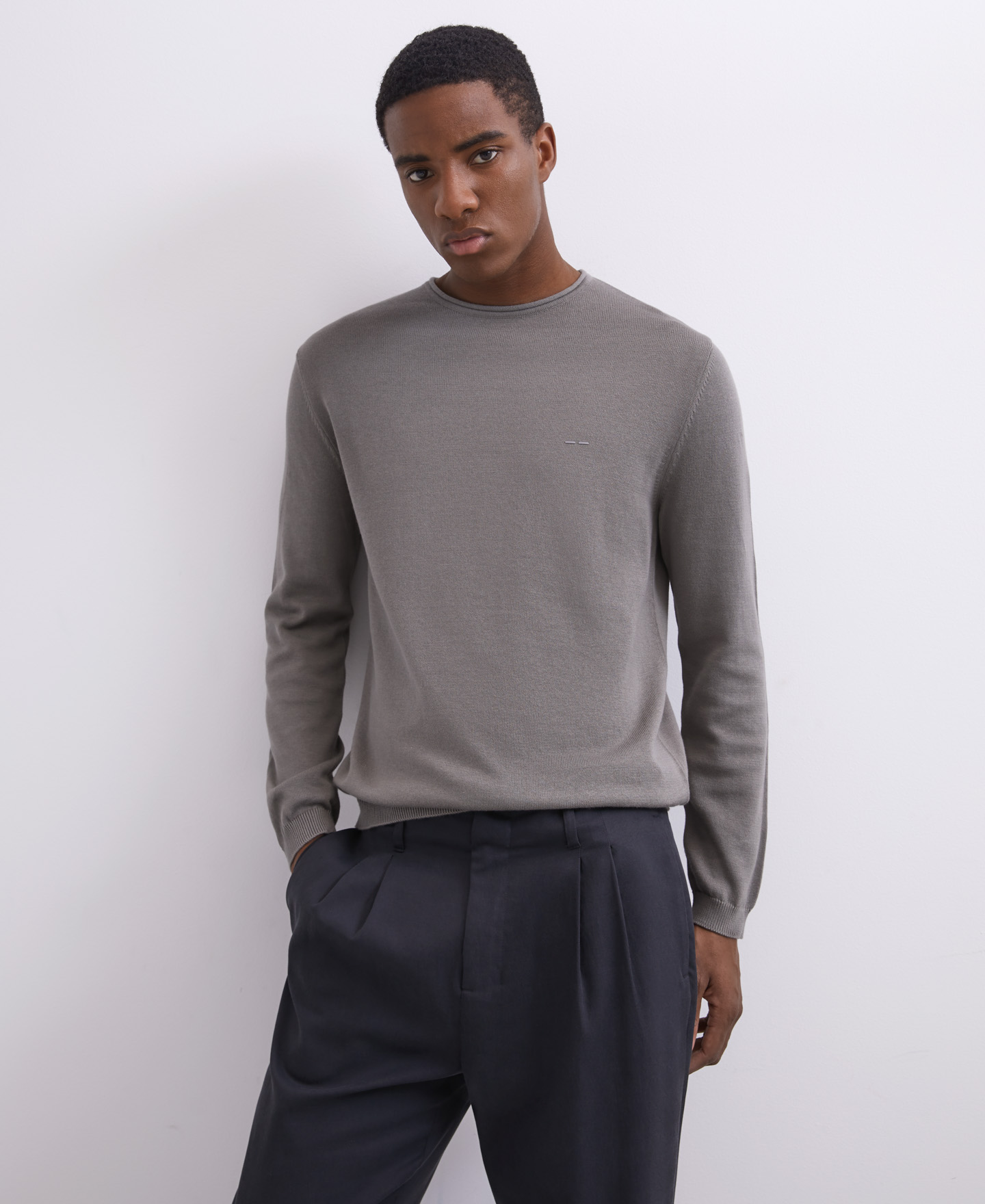 Grey cotton crew collar sweater image number 2