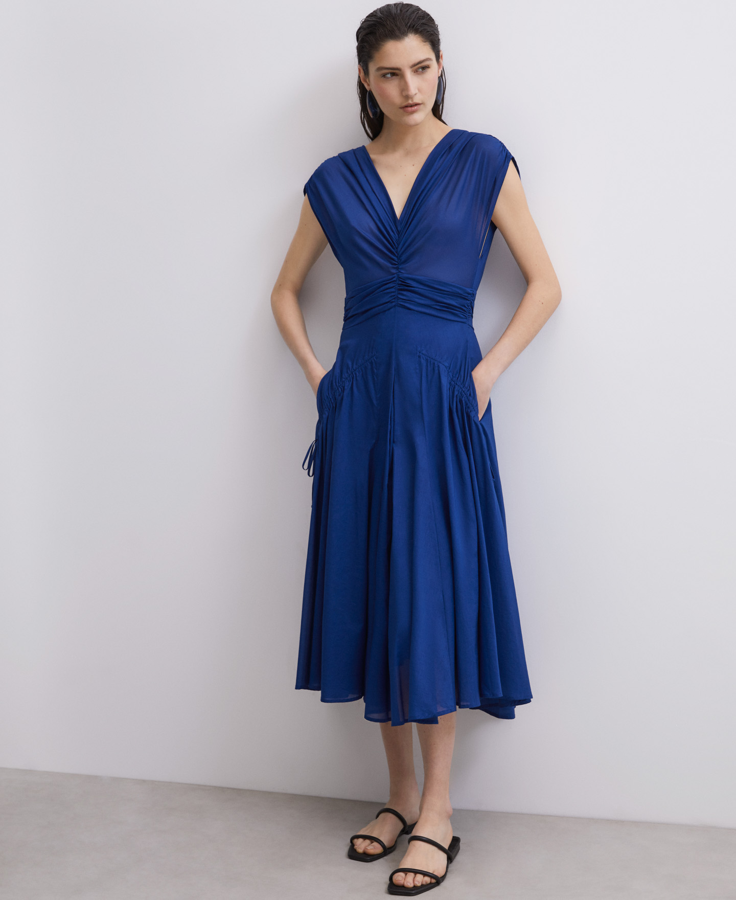 Blue ruffled dress in cotton image number 2