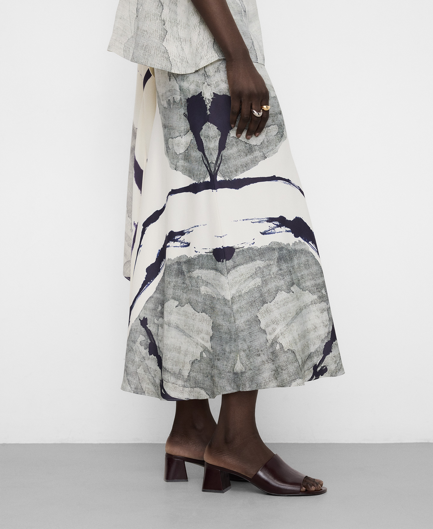 Falda midi estampada image number 5