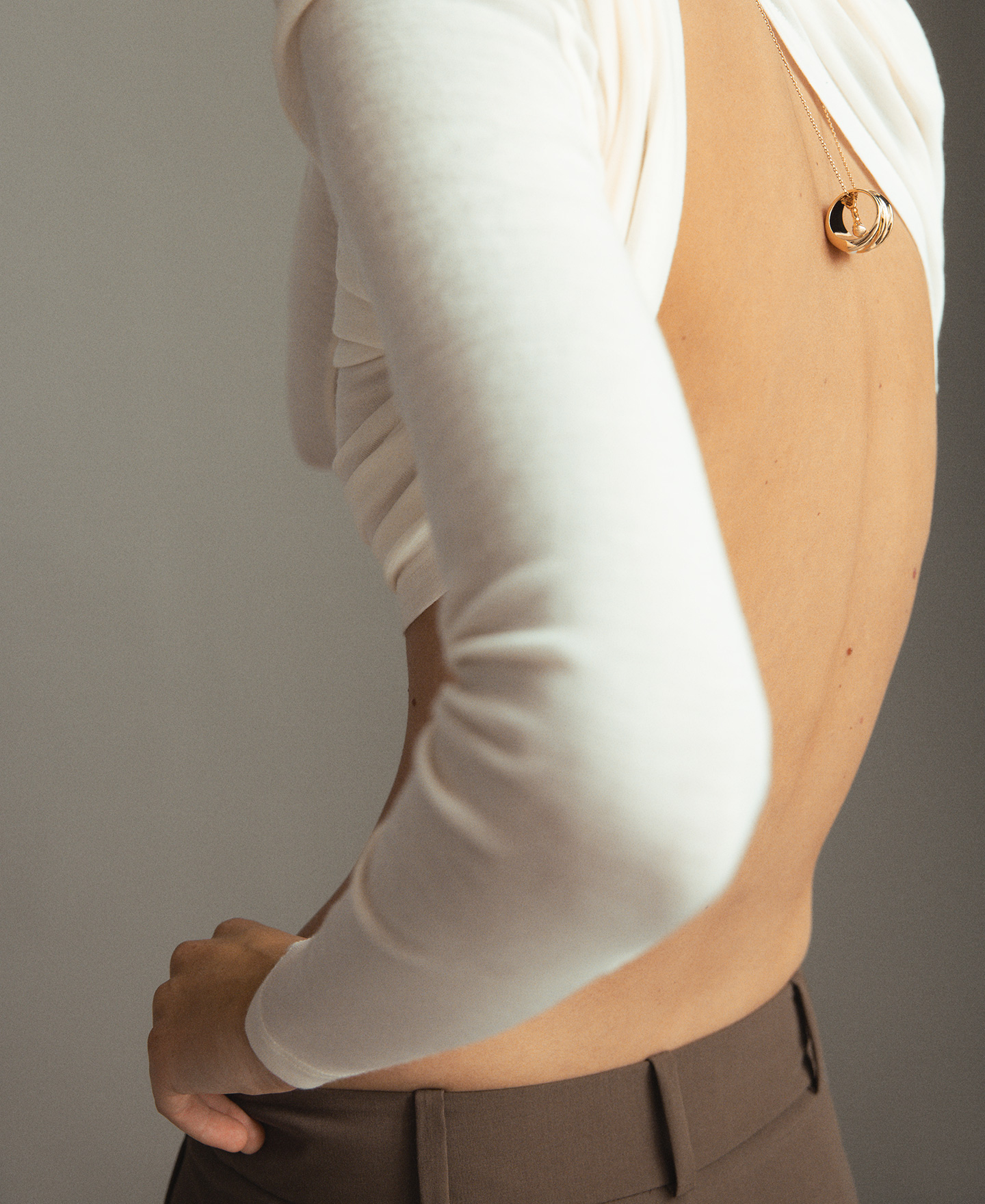 Wide metal ring with pearl woman image number 3