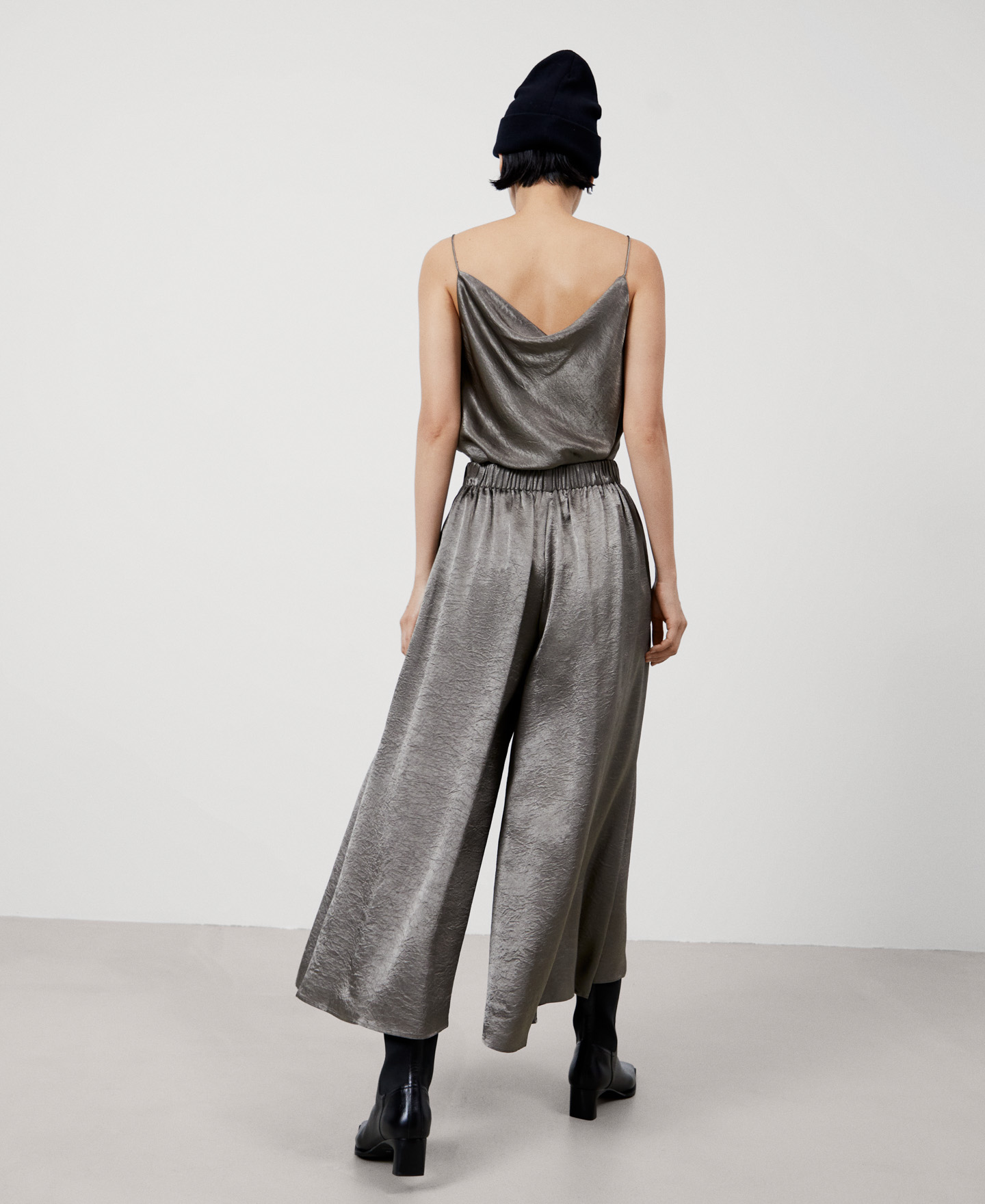 Loose pleated trousers image number 2