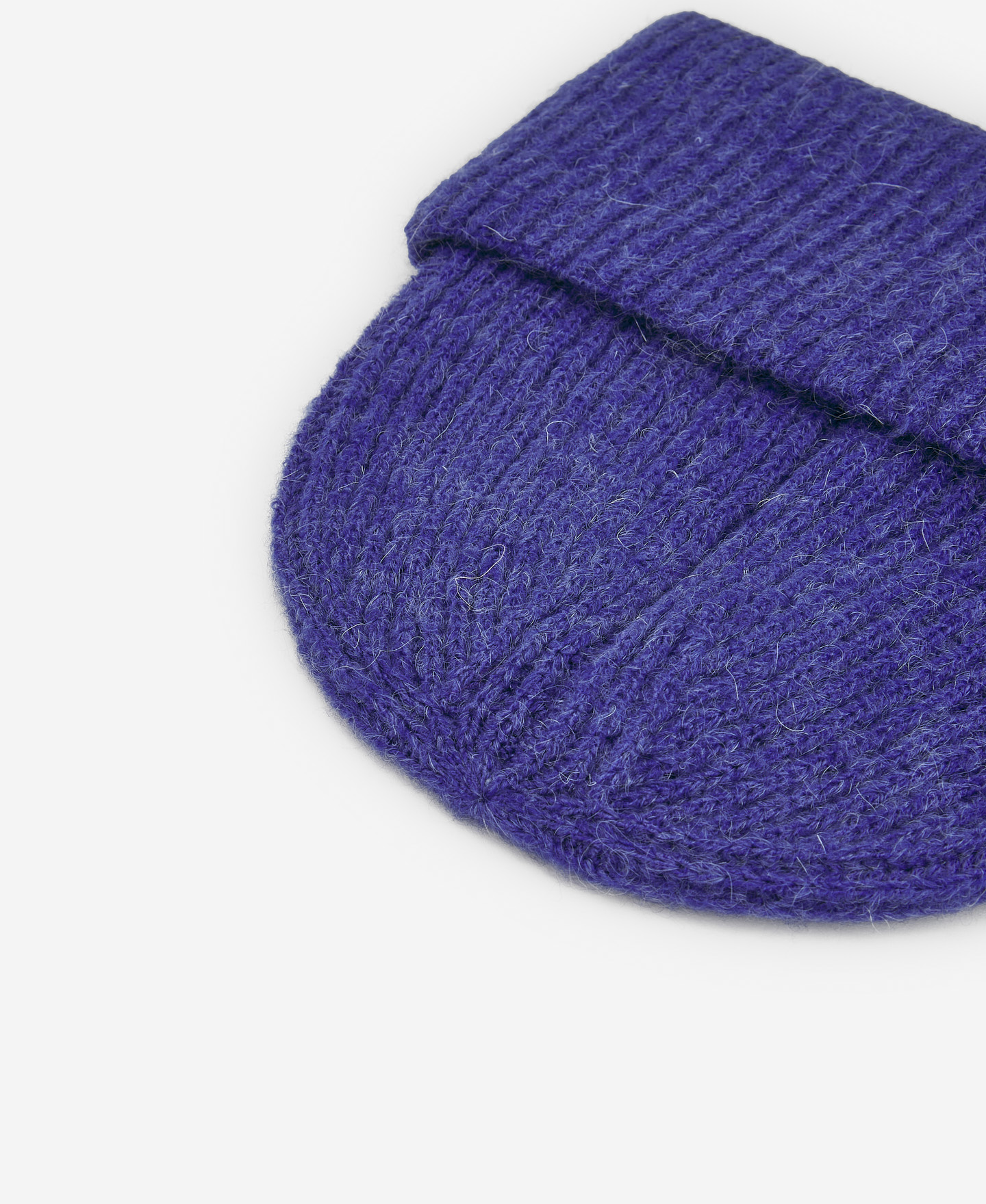 Ribbed beanie for women image number 2
