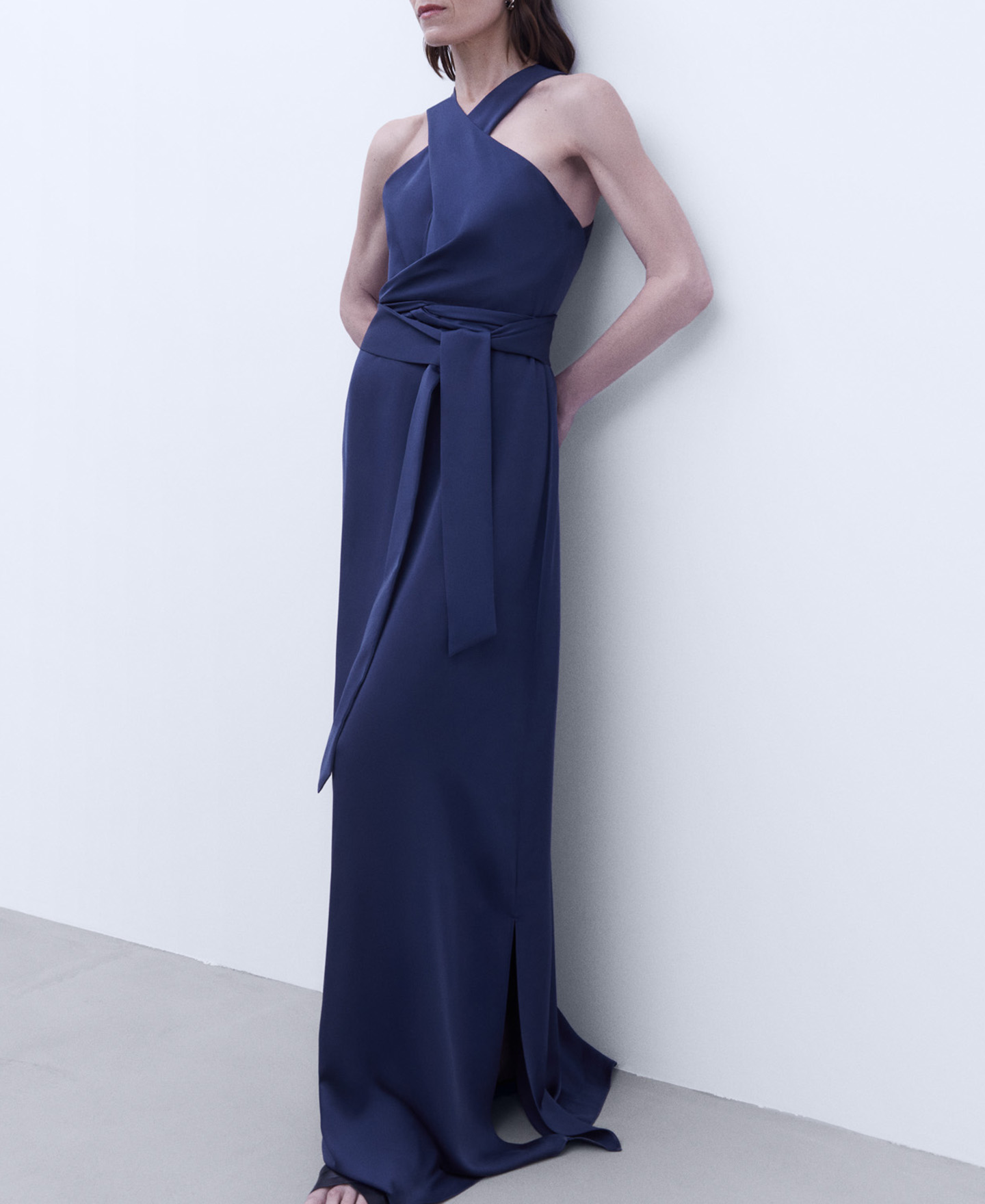 Vestido largo cuello halter image number 4