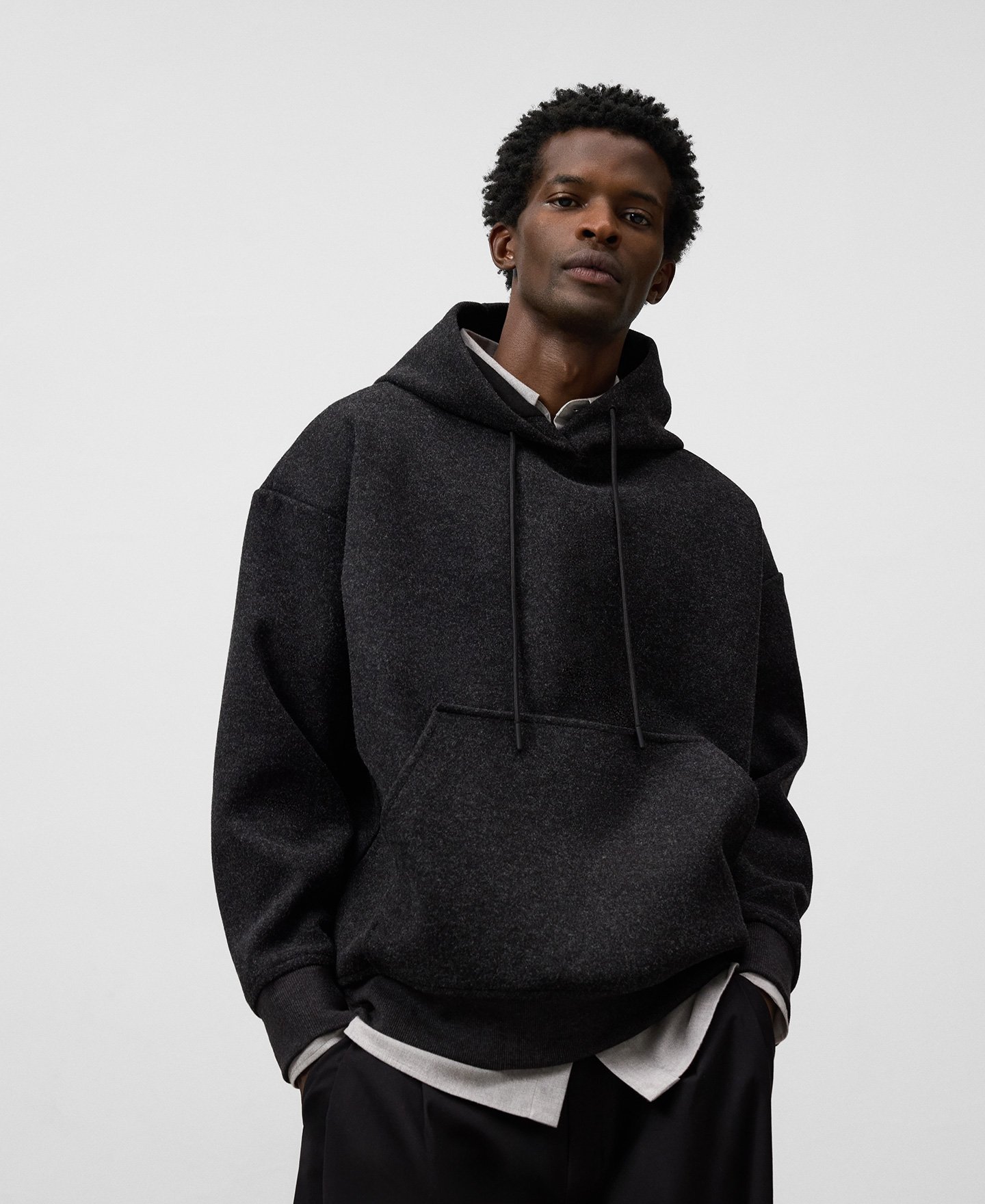 Sudadera relaxed fit con capucha hombre image number 0