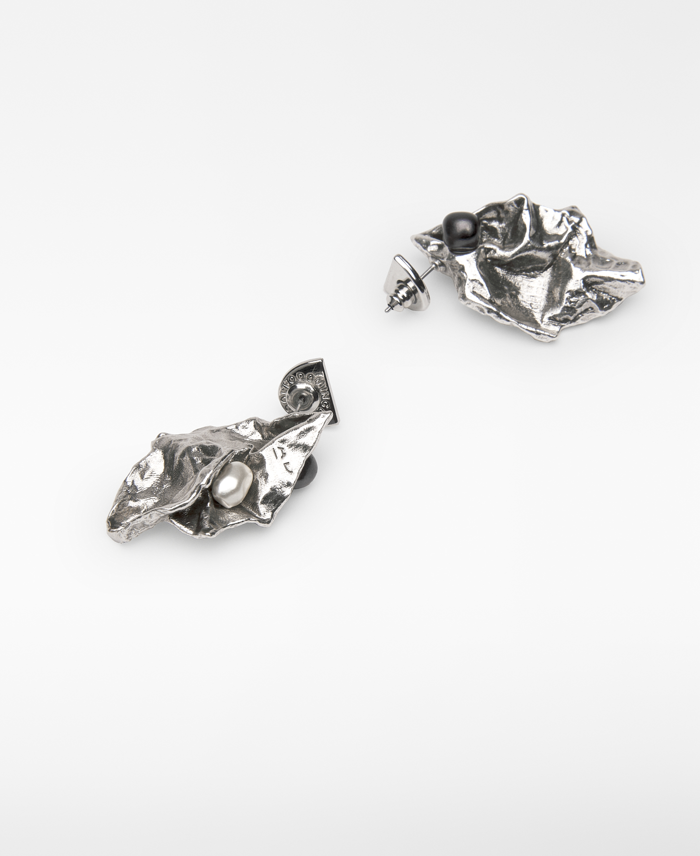Metal earrings with pearl woman image number 2