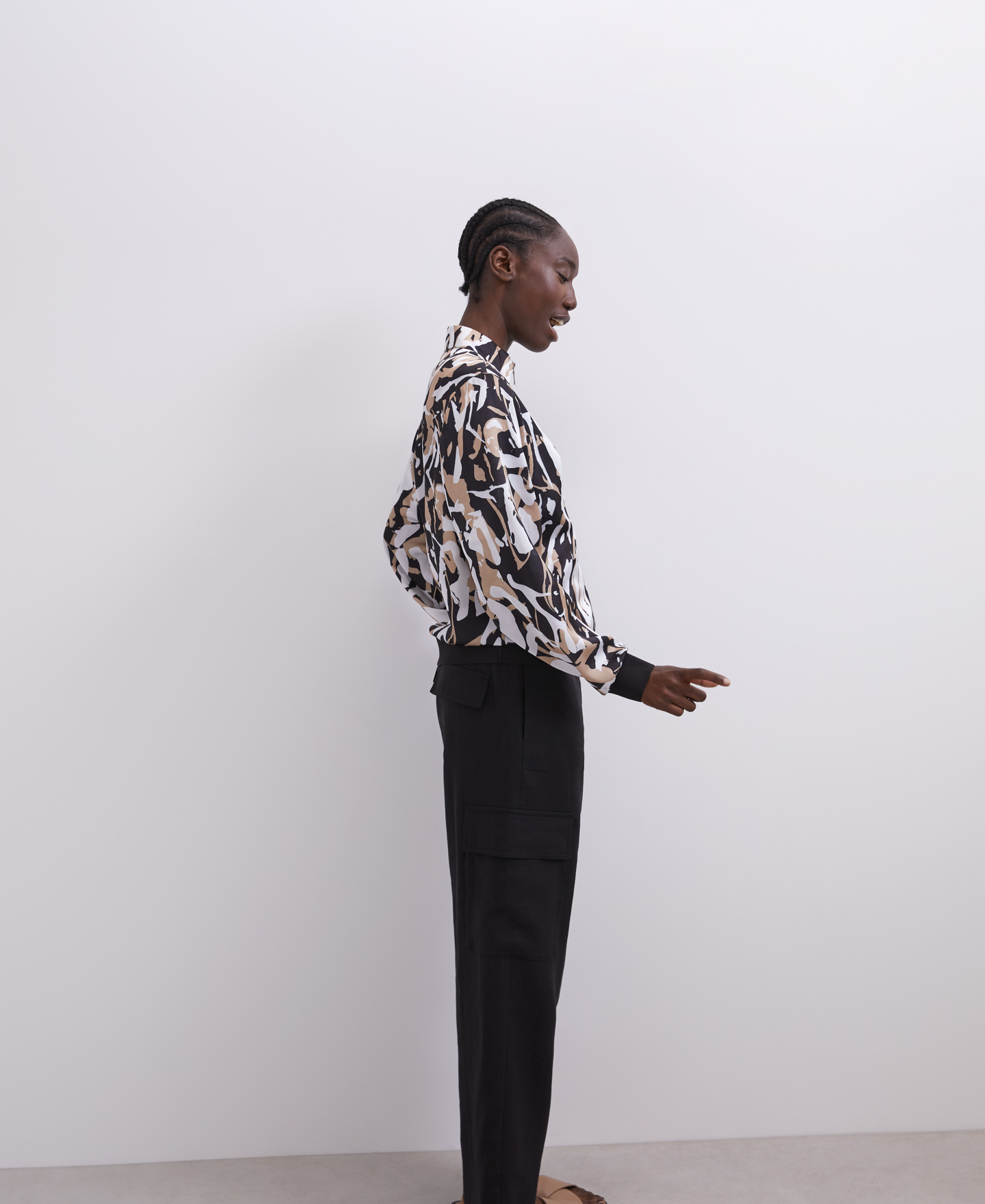 Chaqueta bomber estampada image number 3