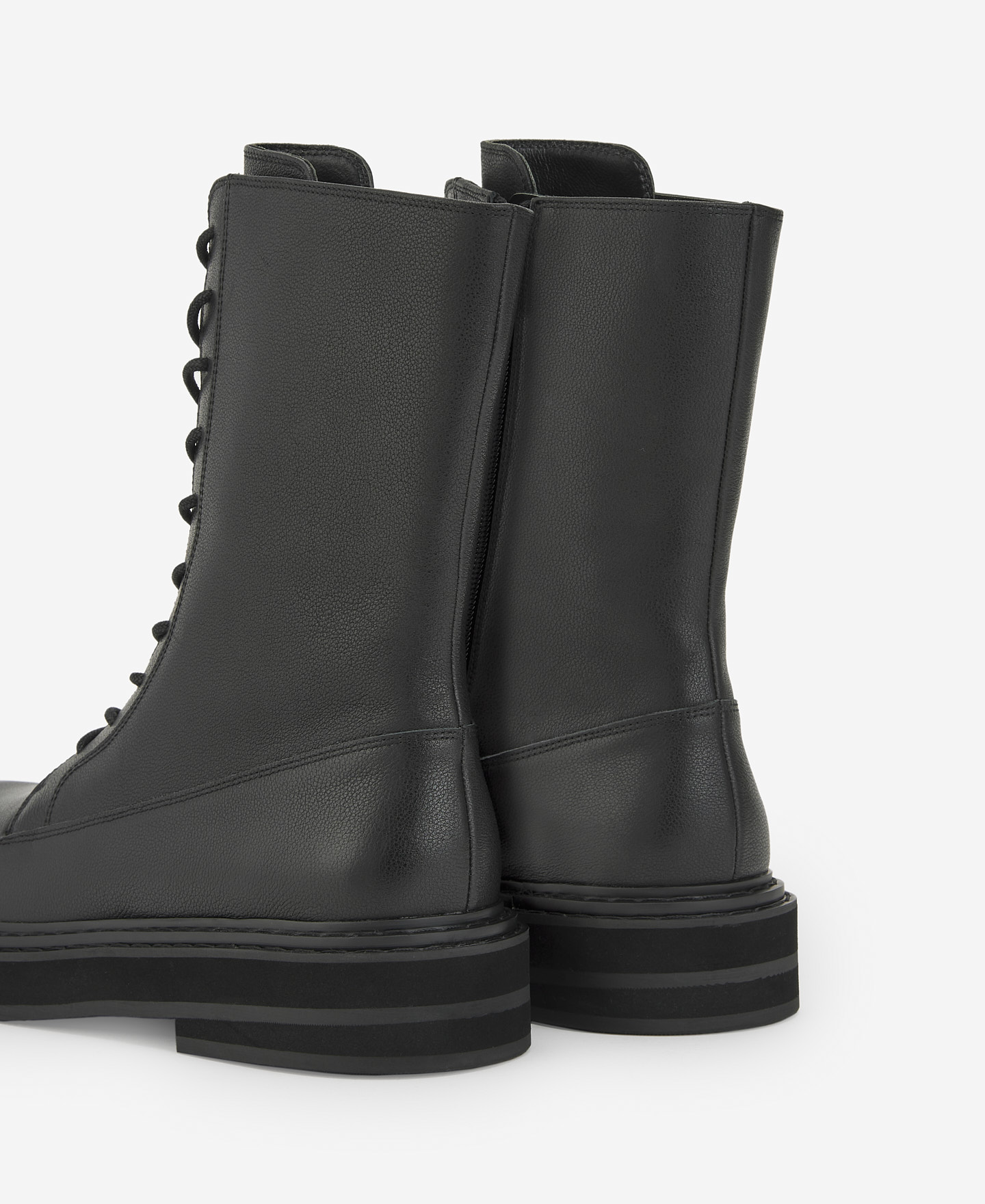 女性用の黒革コンバットブーツ image number 2