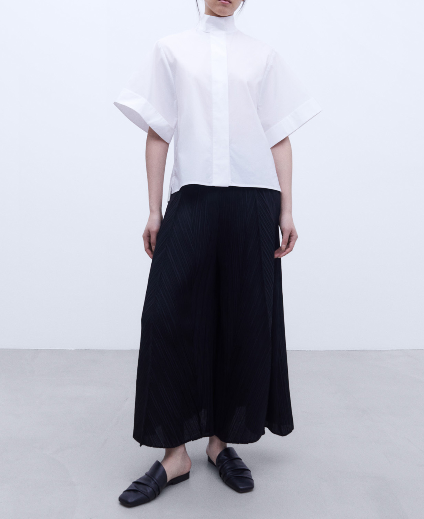 Loose crinkle trousers image number 1