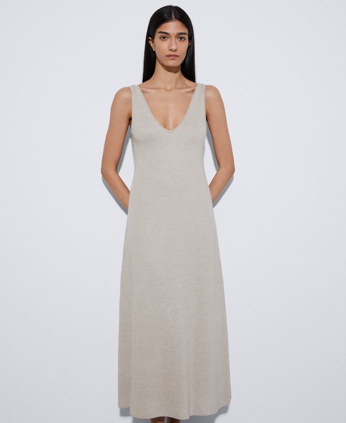 Vestido escote pico en lino image number 0