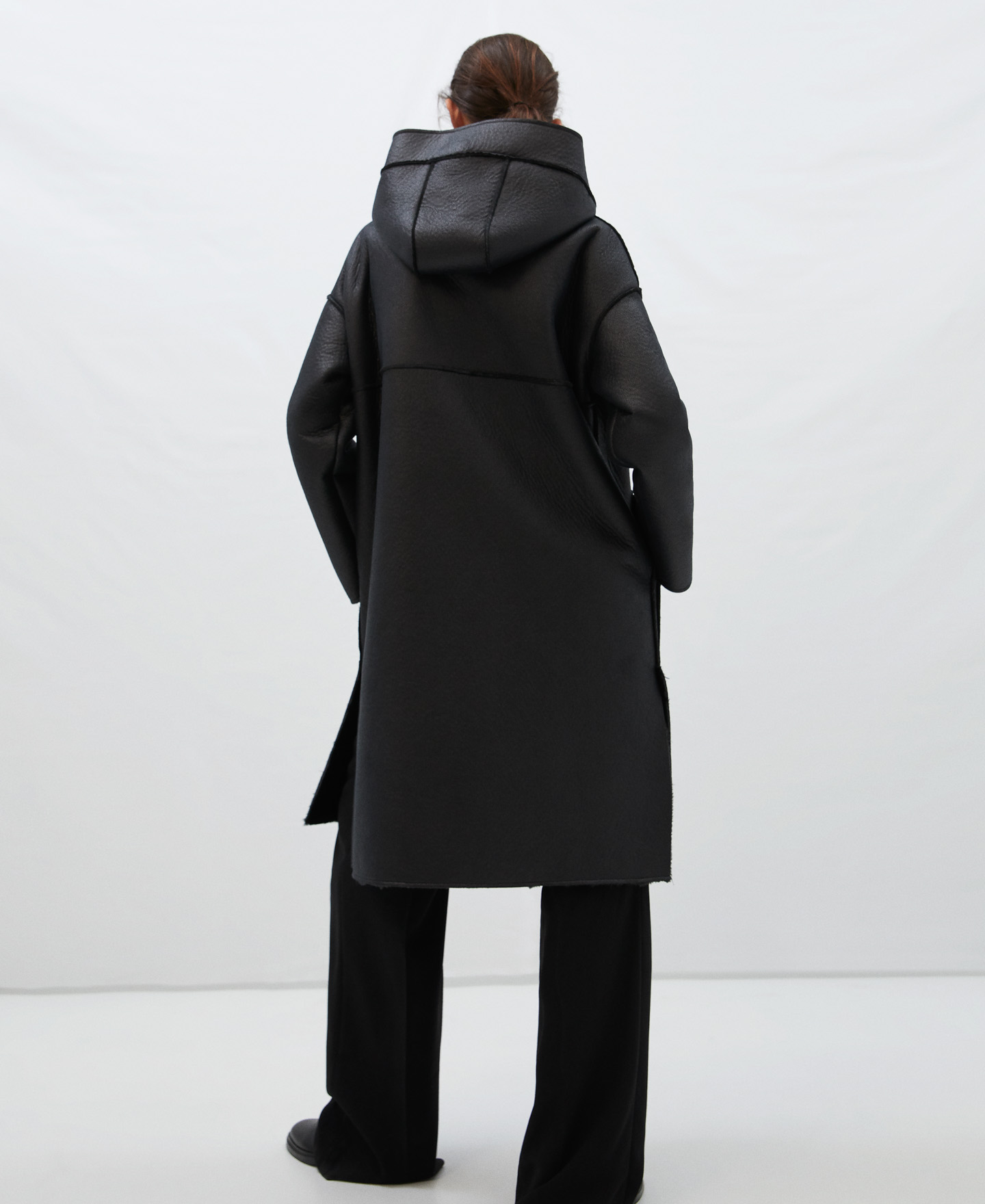Parka con capucha en textura piel image number 2