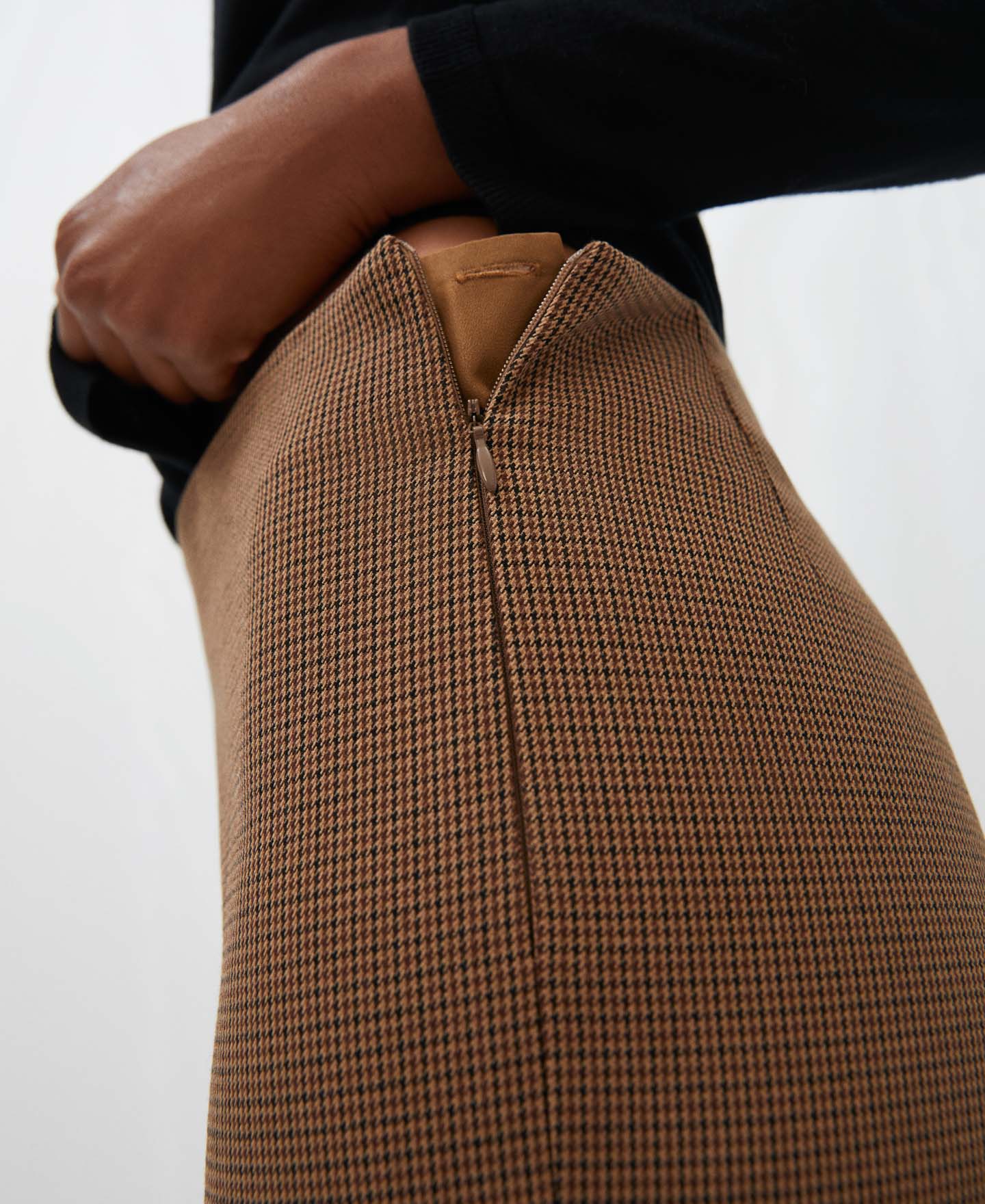Pantalón tiro alto con microdibujo image number 3