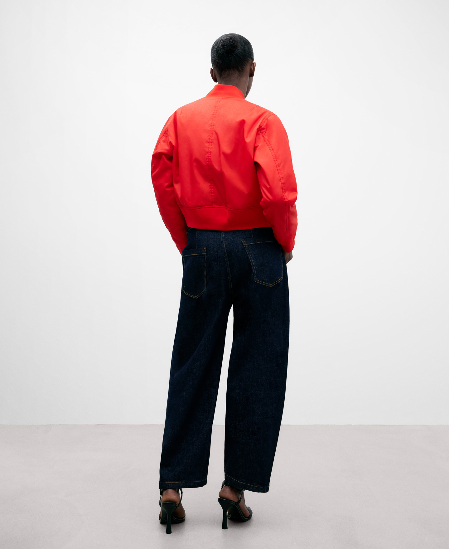Chaqueta bomber corta roja image number 2