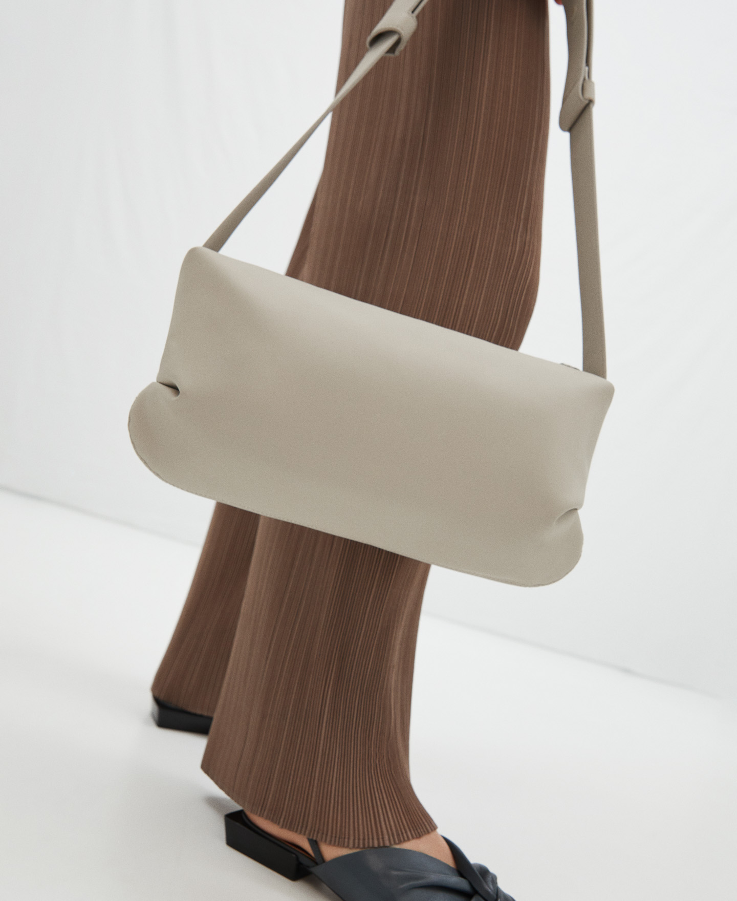 Recycled polyester shoulder bag image number 3